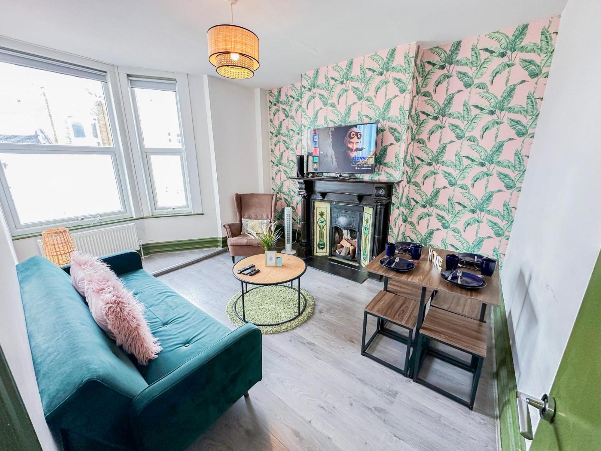 2 Bedroom Flat With Indoor Fireplace In Shepherds Bush, Near White City