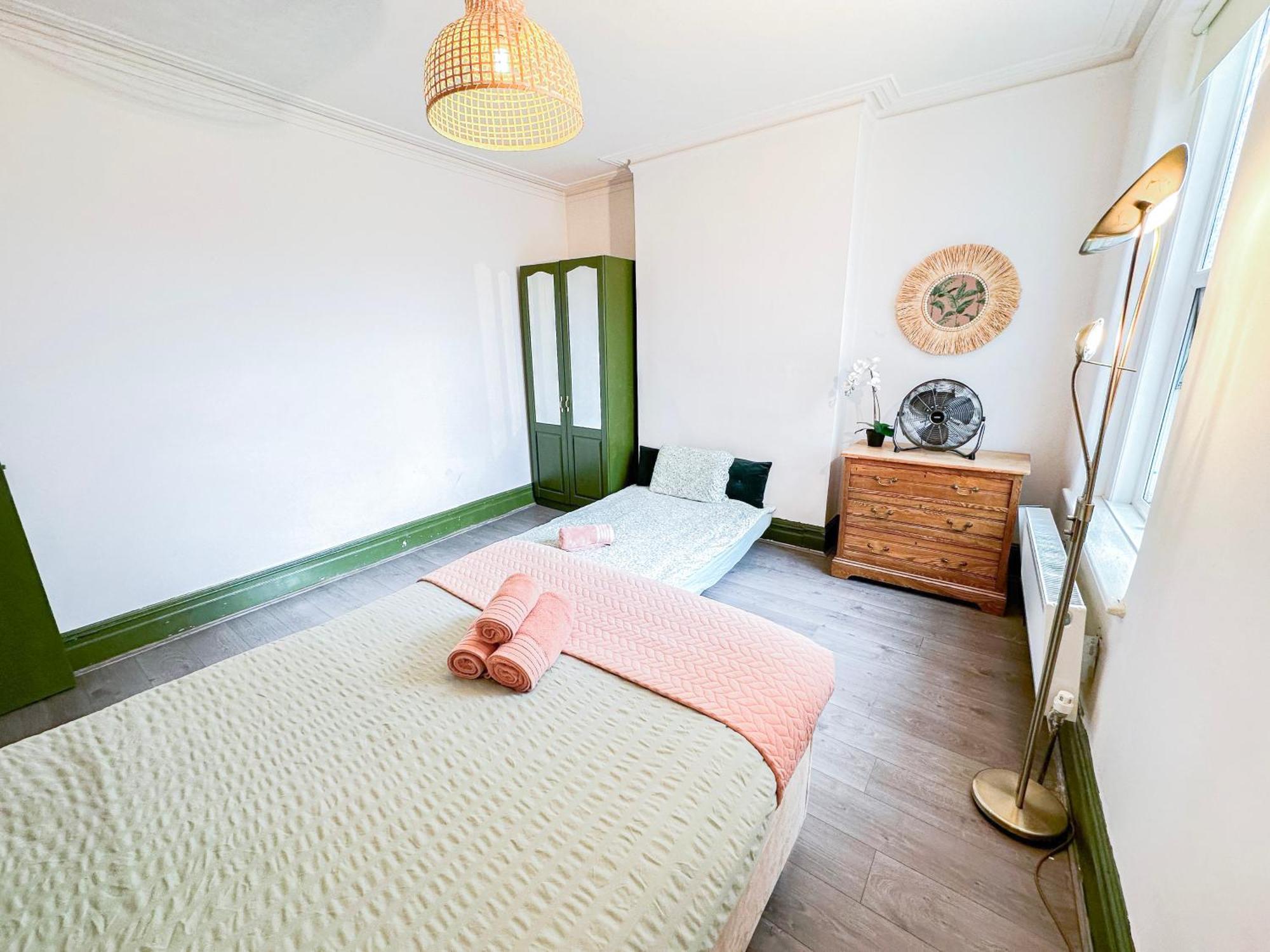 2 Bedroom Flat With Indoor Fireplace In Shepherds Bush, Near White City Apartment