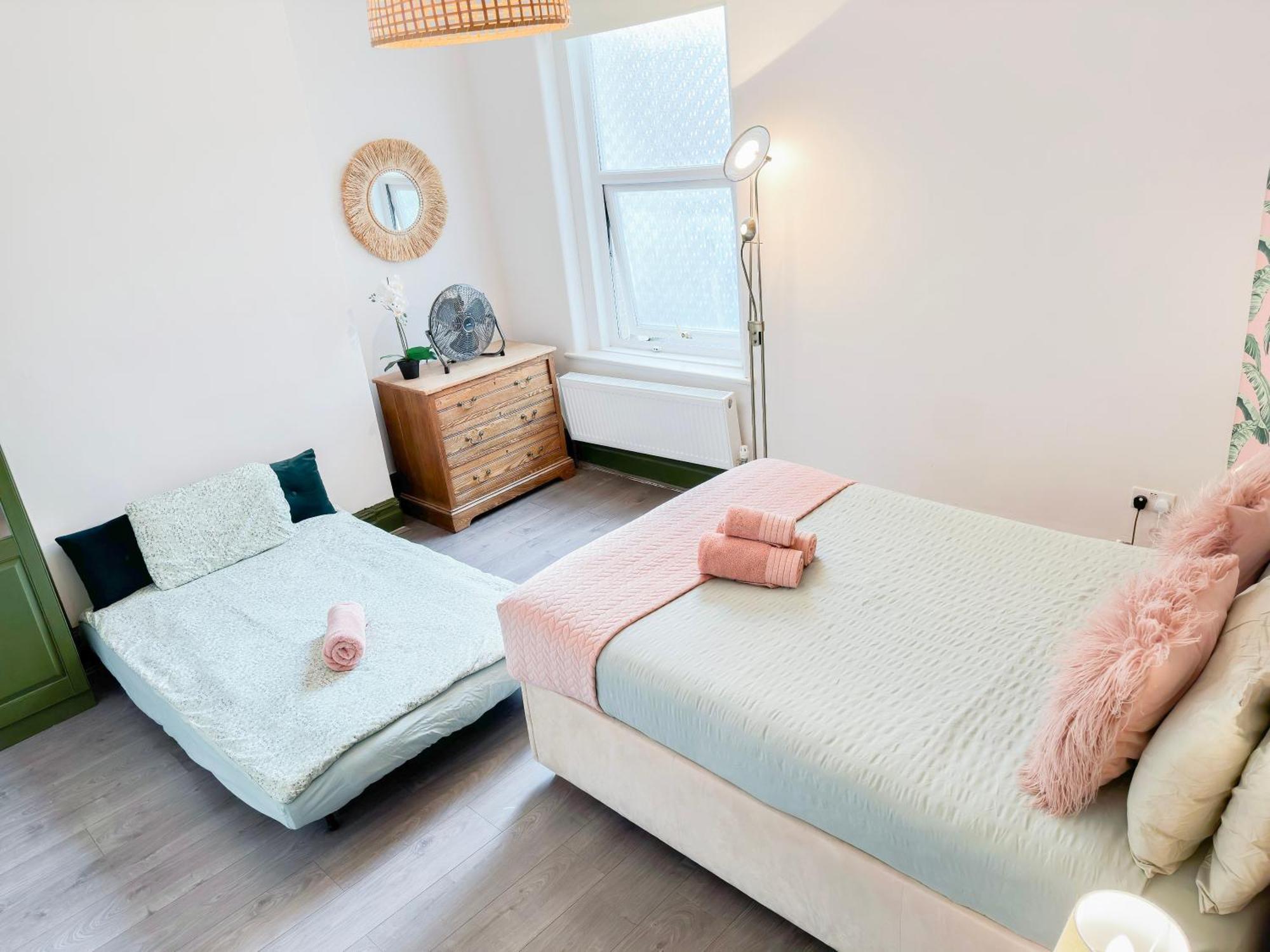 2 Bedroom Flat With Indoor Fireplace In Shepherds Bush, Near White City Apartment *