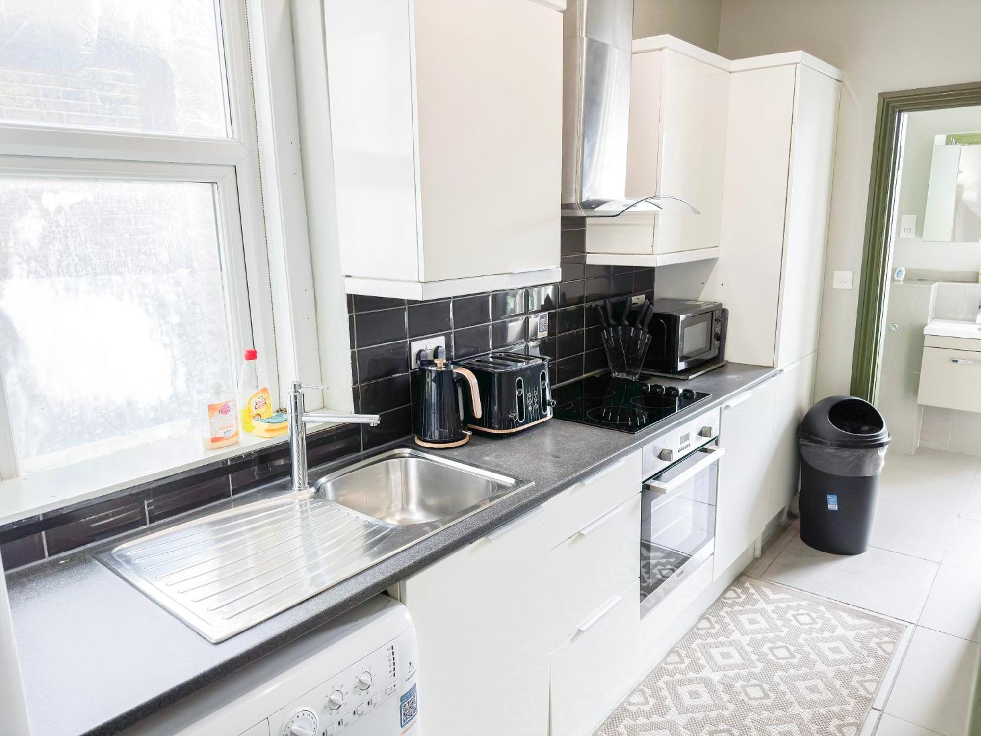 2 Bedroom Flat With Indoor Fireplace In Shepherds Bush, Near White City Apartment London