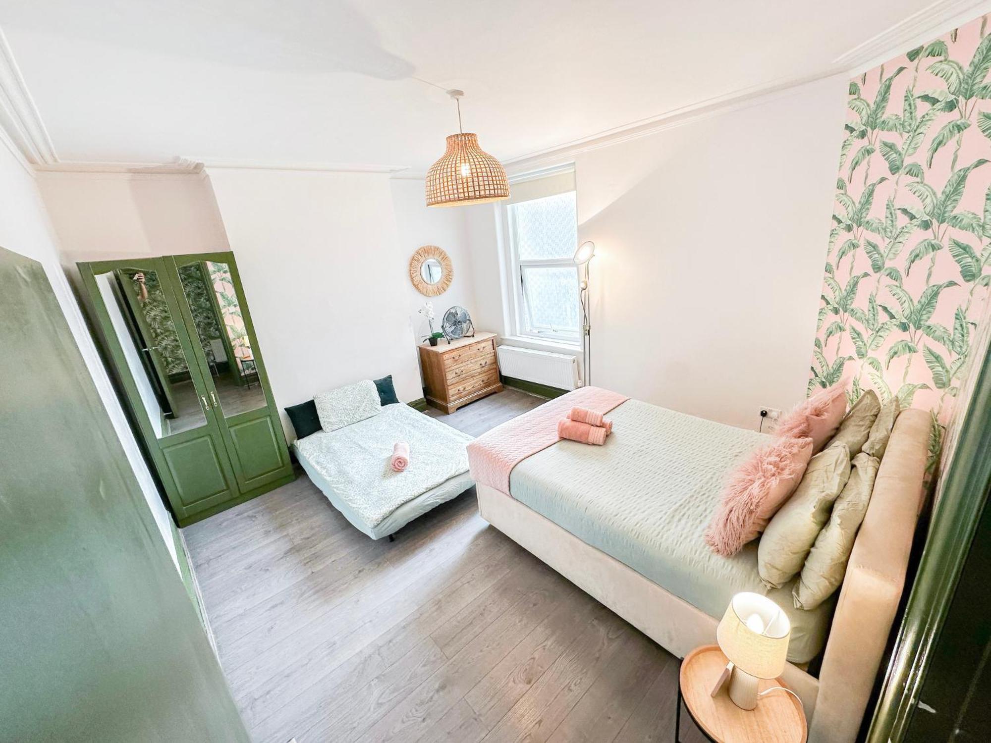 Apartment 2 Bedroom Flat With Indoor Fireplace In Shepherds Bush, Near White City London