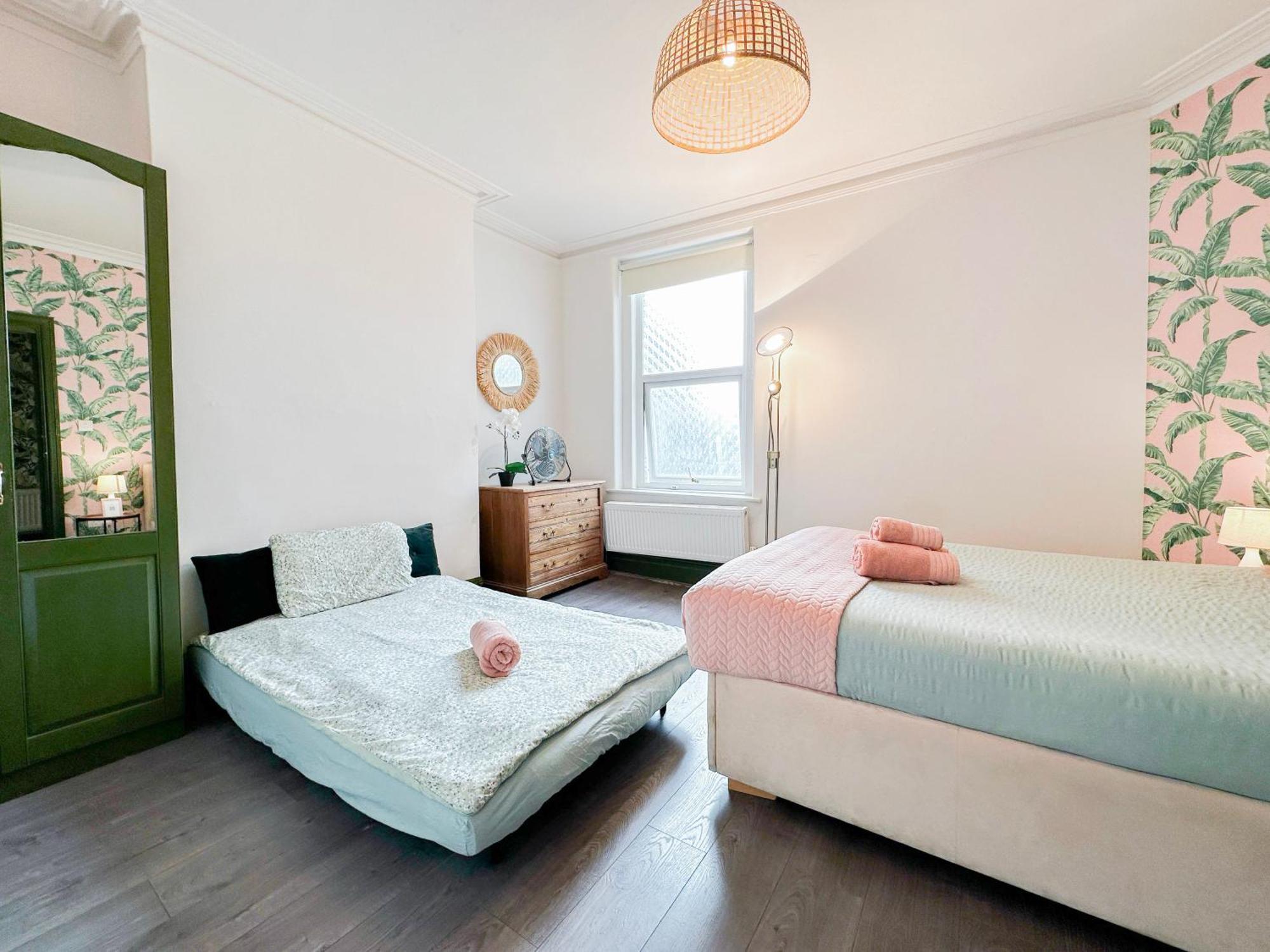 2 Bedroom Flat With Indoor Fireplace In Shepherds Bush, Near White City London