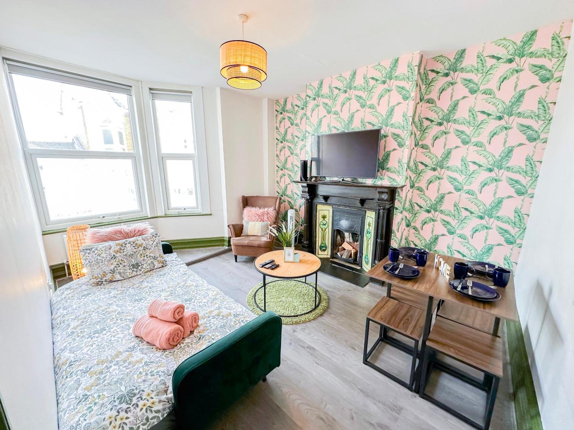 2 Bedroom Flat With Indoor Fireplace In Shepherds Bush, Near White City * London