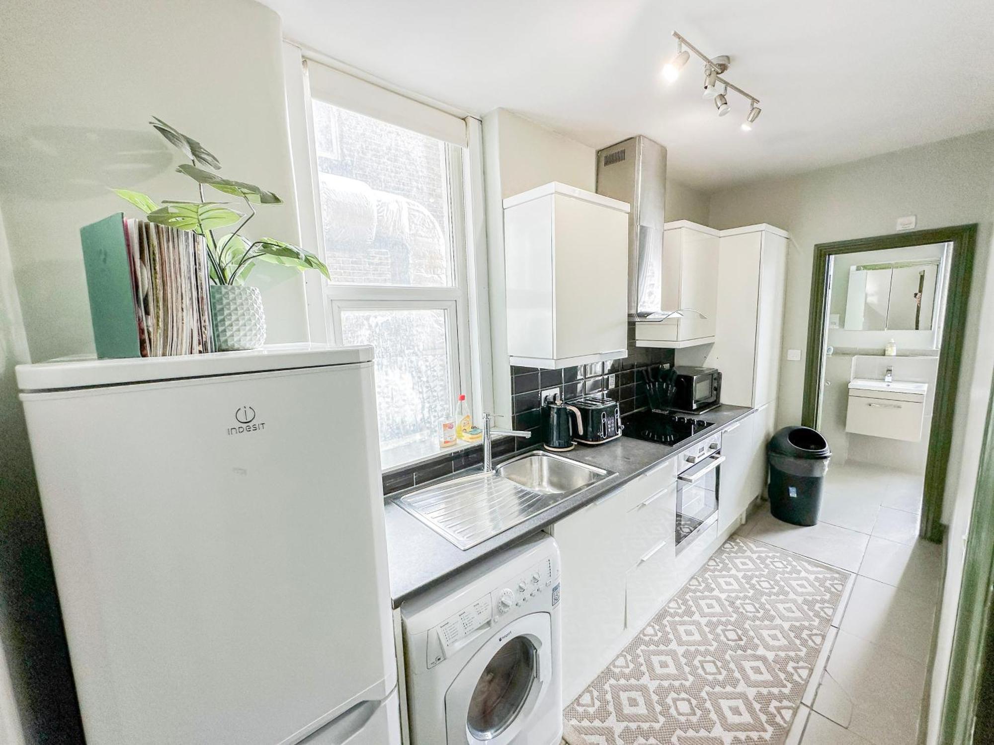 2 Bedroom Flat With Indoor Fireplace In Shepherds Bush, Near White City Apartment