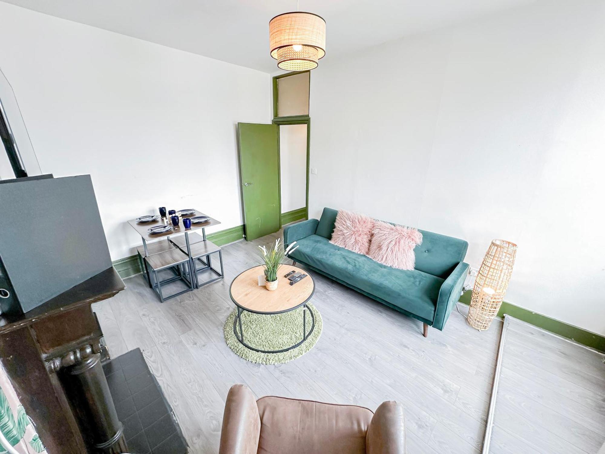 2 Bedroom Flat With Indoor Fireplace In Shepherds Bush, Near White City Apartment *
