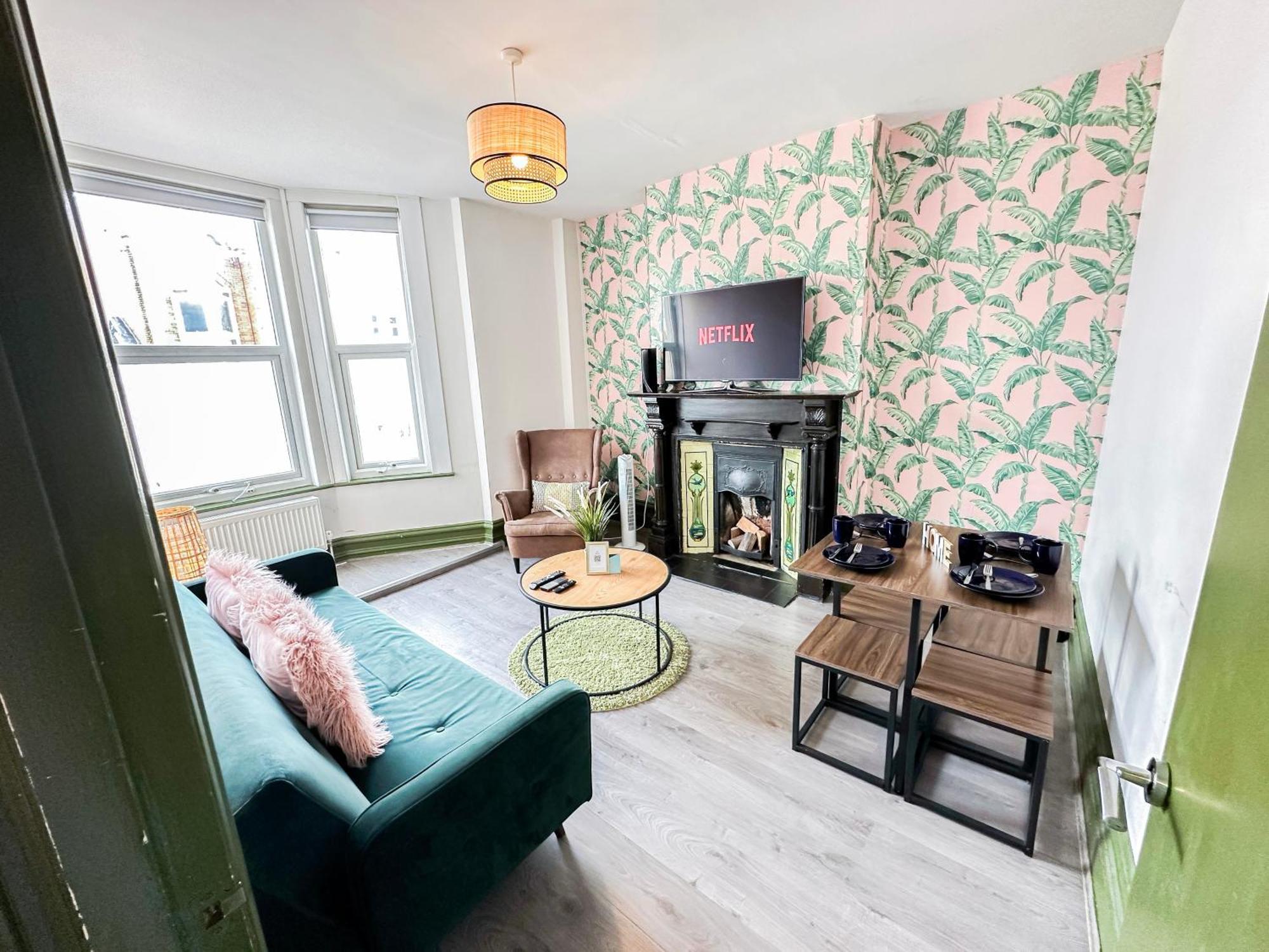Apartment 2 Bedroom Flat With Indoor Fireplace In Shepherds Bush, Near White City *