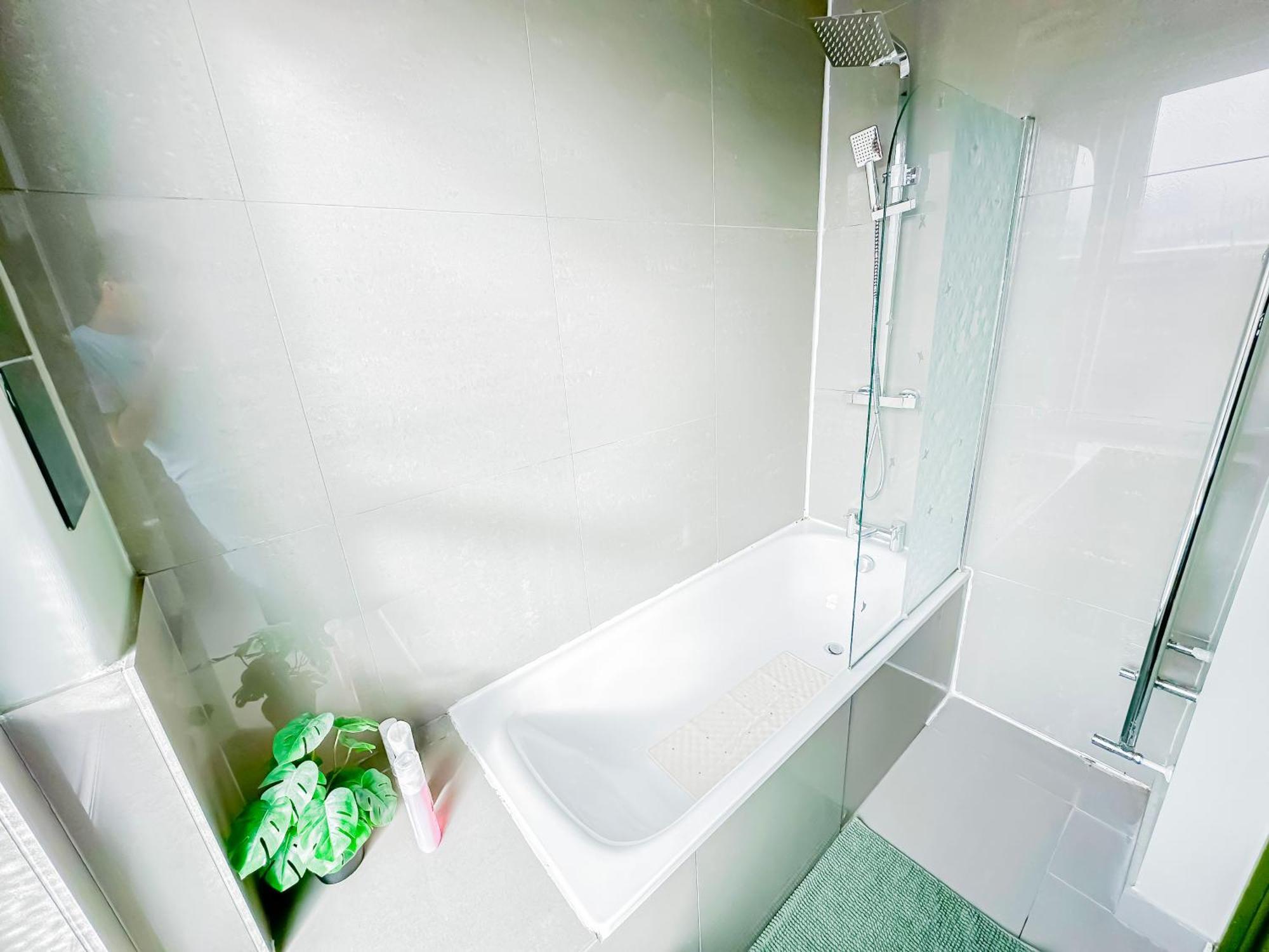 Apartment 2 Bedroom Flat With Indoor Fireplace In Shepherds Bush, Near White City London