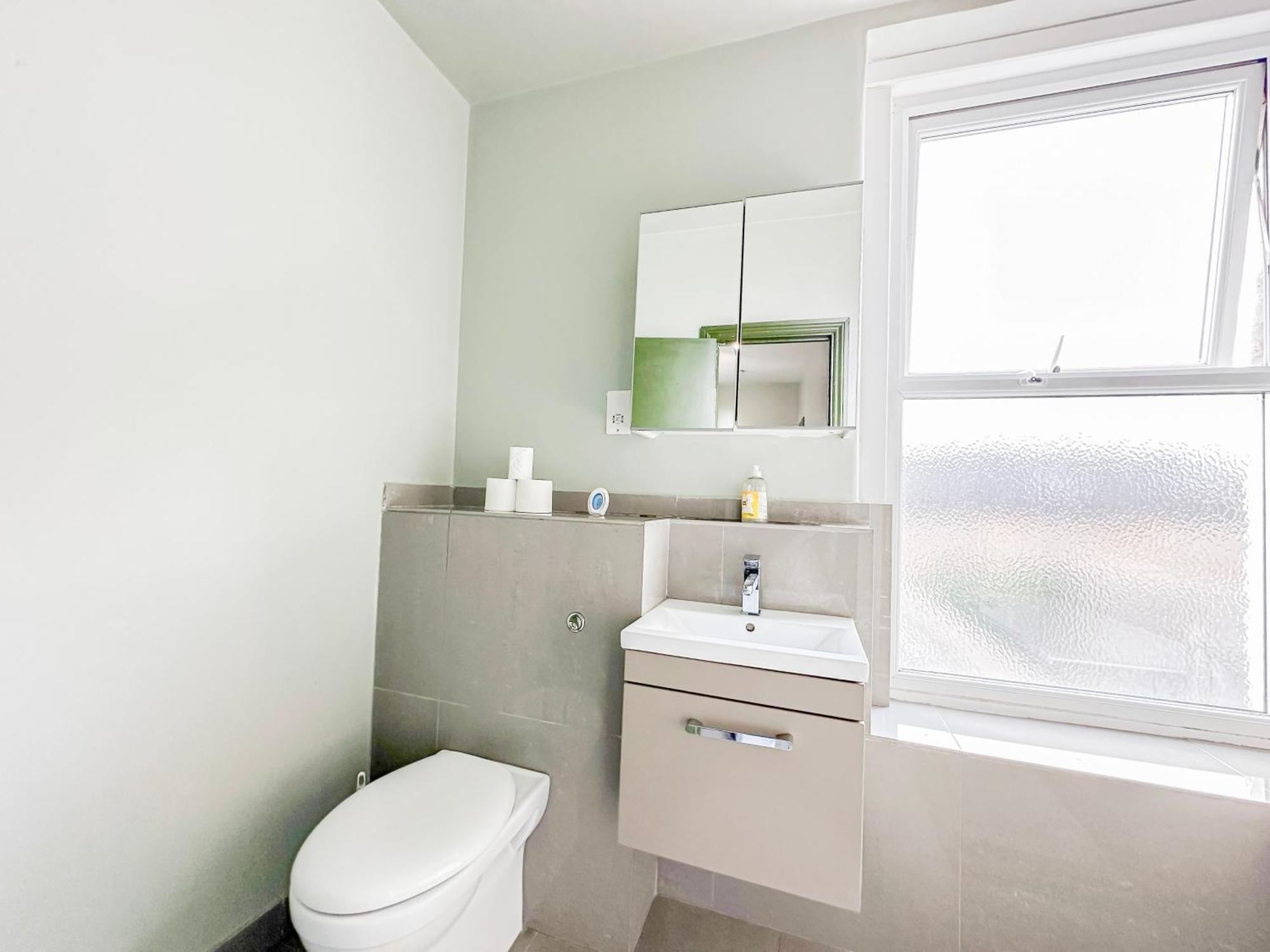 2 Bedroom Flat With Indoor Fireplace In Shepherds Bush, Near White City