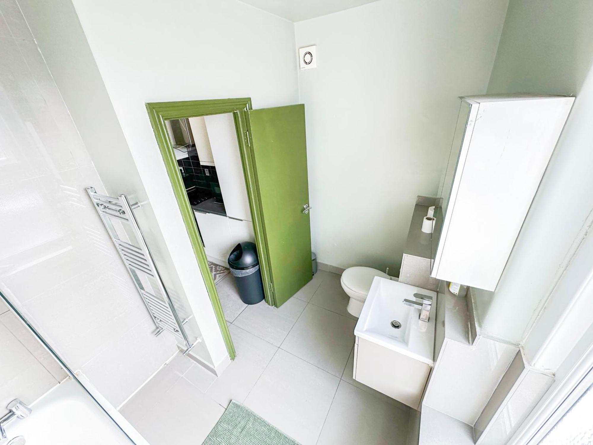 2 Bedroom Flat With Indoor Fireplace In Shepherds Bush, Near White City Apartment