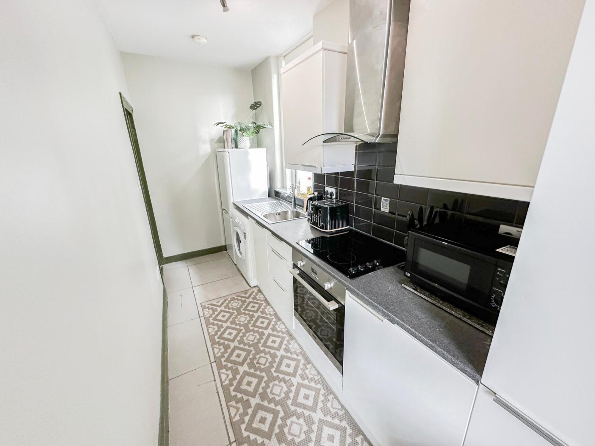 2 Bedroom Flat With Indoor Fireplace In Shepherds Bush, Near White City Apartment *