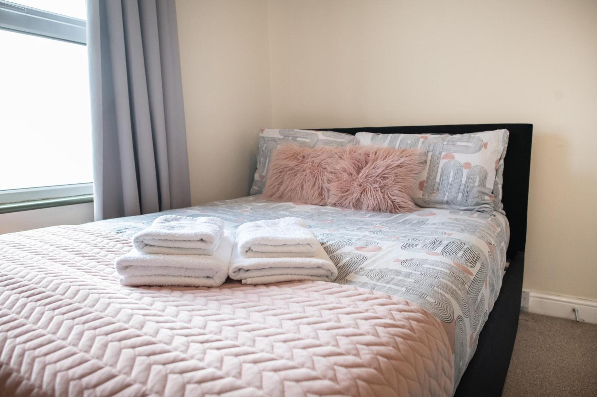 4 Bedroom Flat With High Speed Wi-fi In North Acton, Ealing, West Apartamento *