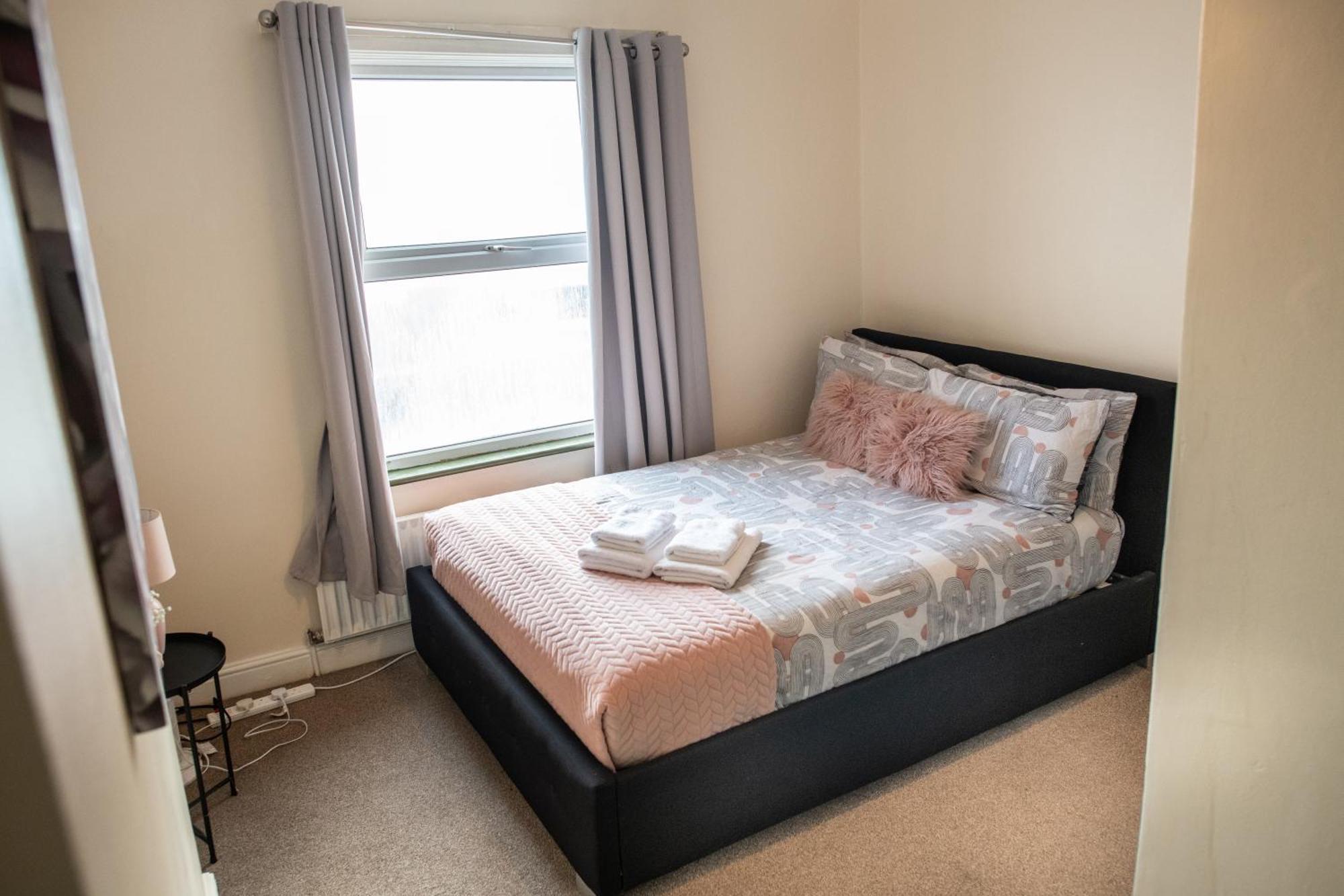 4 Bedroom Flat With High Speed Wi-fi In North Acton, Ealing, West