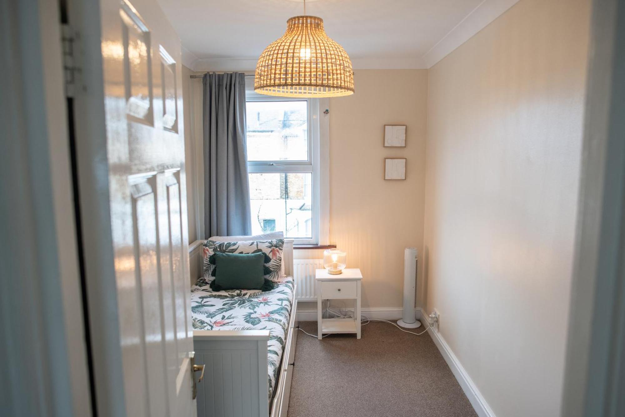 4 Bedroom Flat With High Speed Wi-fi In North Acton, Ealing, West Apartamento *