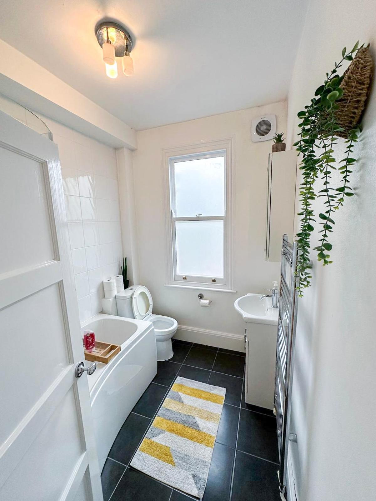 Lovely 3 Bedroom Maisonette With Private Roof Terrace In Hammersmith *