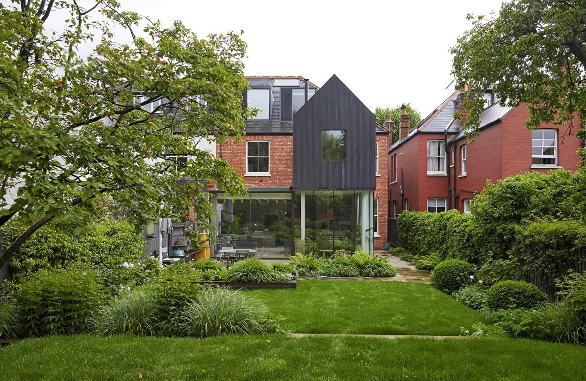 Earth Tones & Greenery: 4br Flat Sleeps 8
