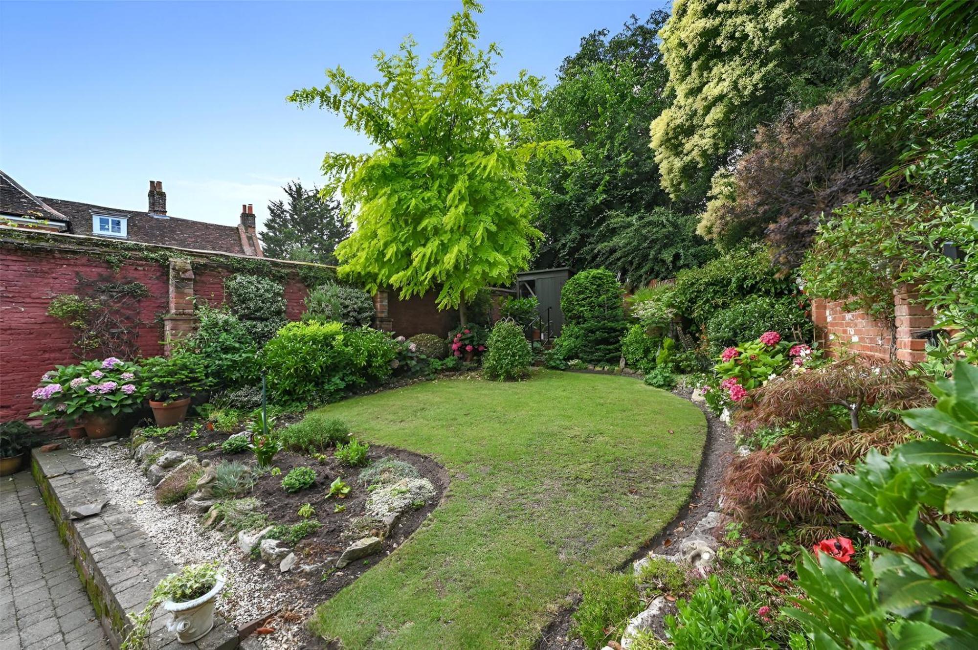 Stylish And Convenient 2bd Flat W/ Outdoor Space *