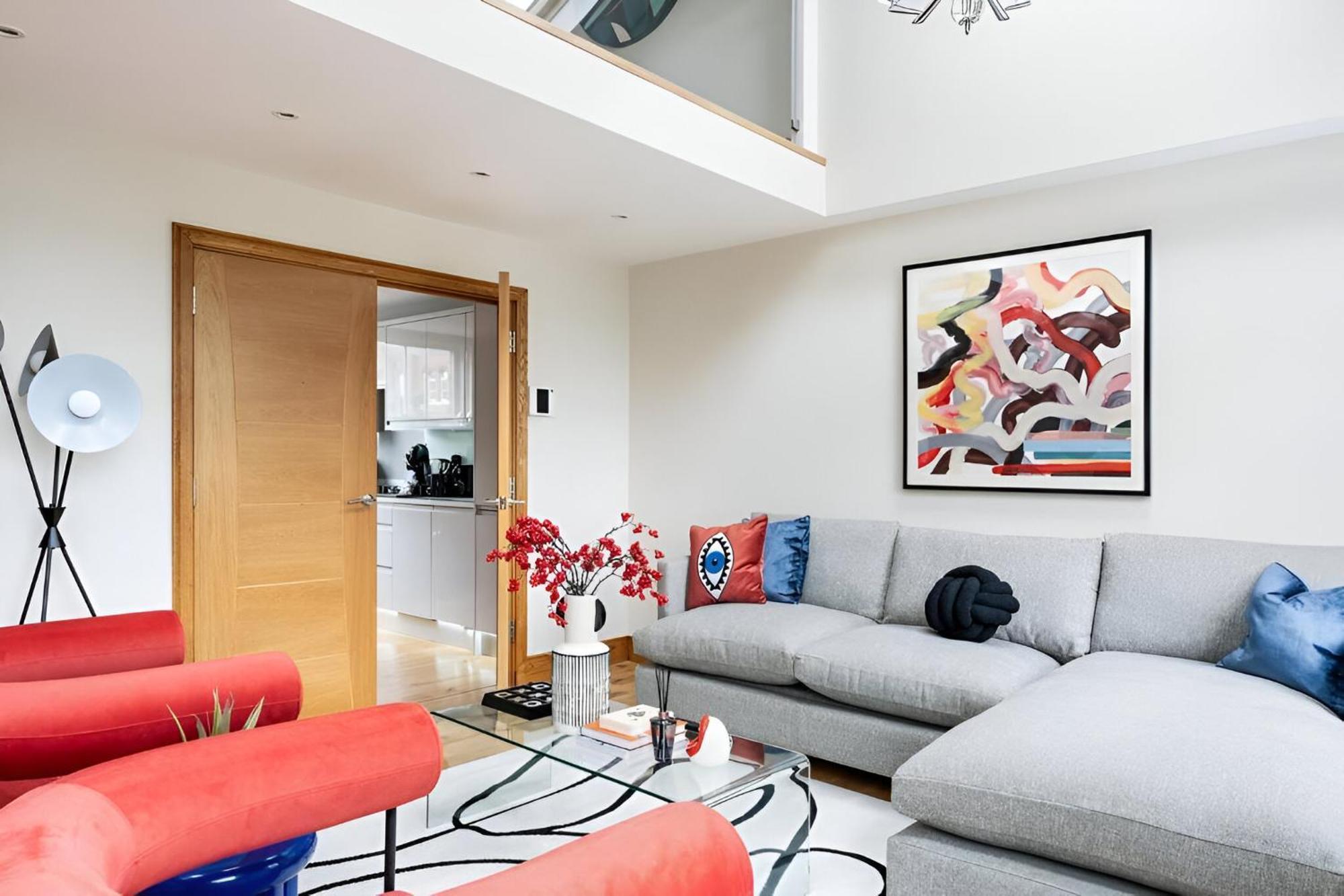 Vibrant Urban Escape, Family Friendly - Sleeps 8! *
