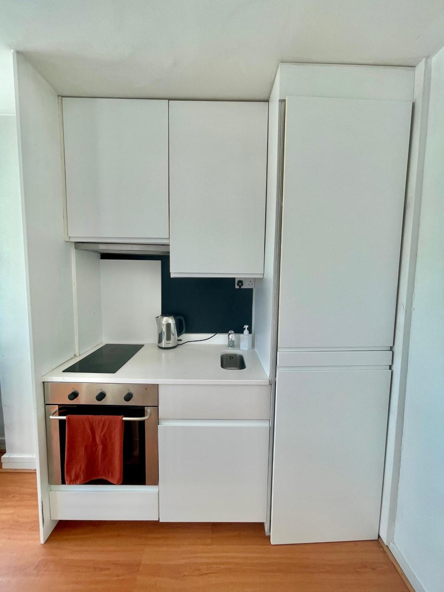 Bright 2-bedroom In Soho High-rise With Skyline Views Londen