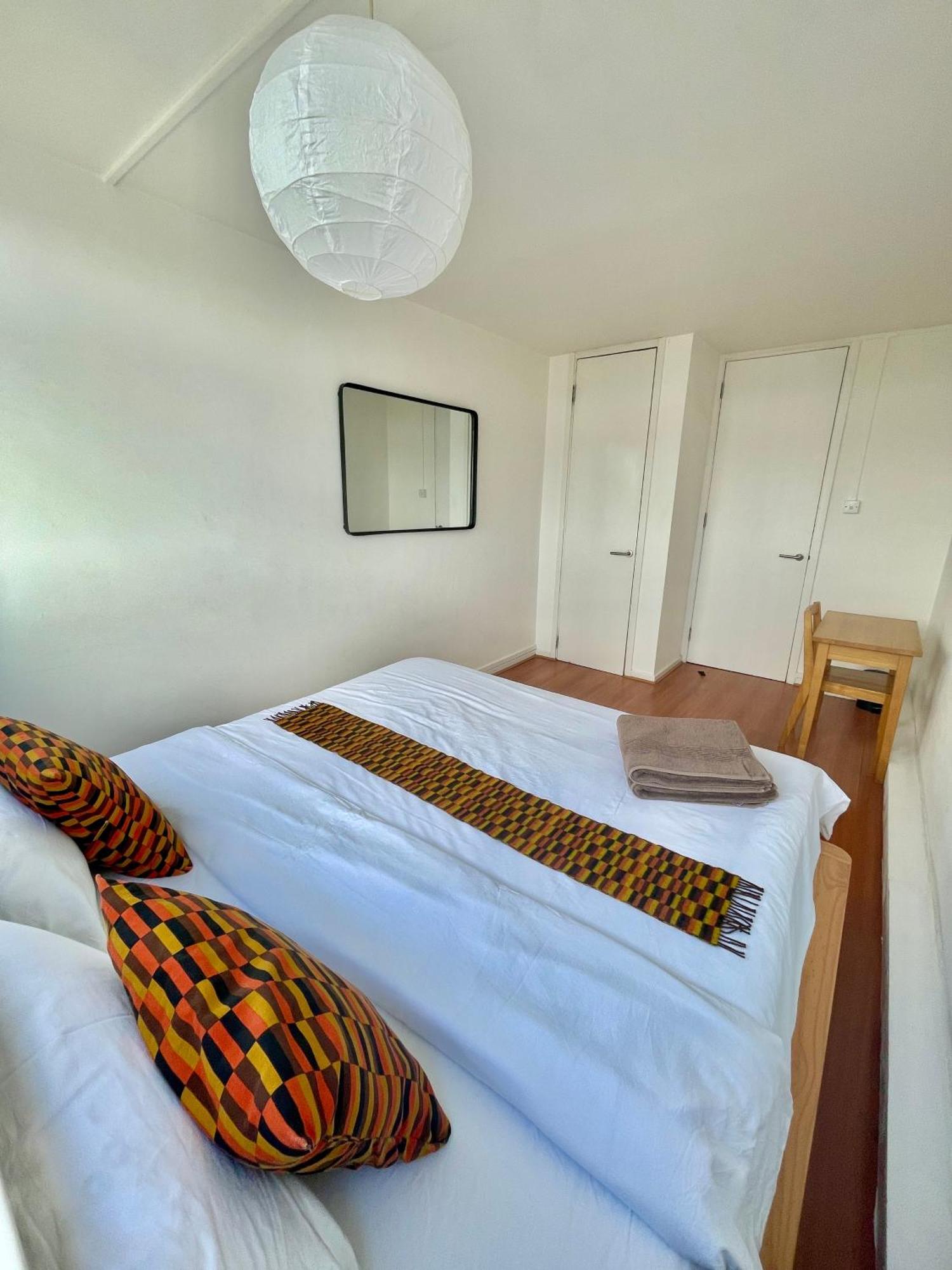 Bright 2-bedroom In Soho High-rise With Skyline Views Londen