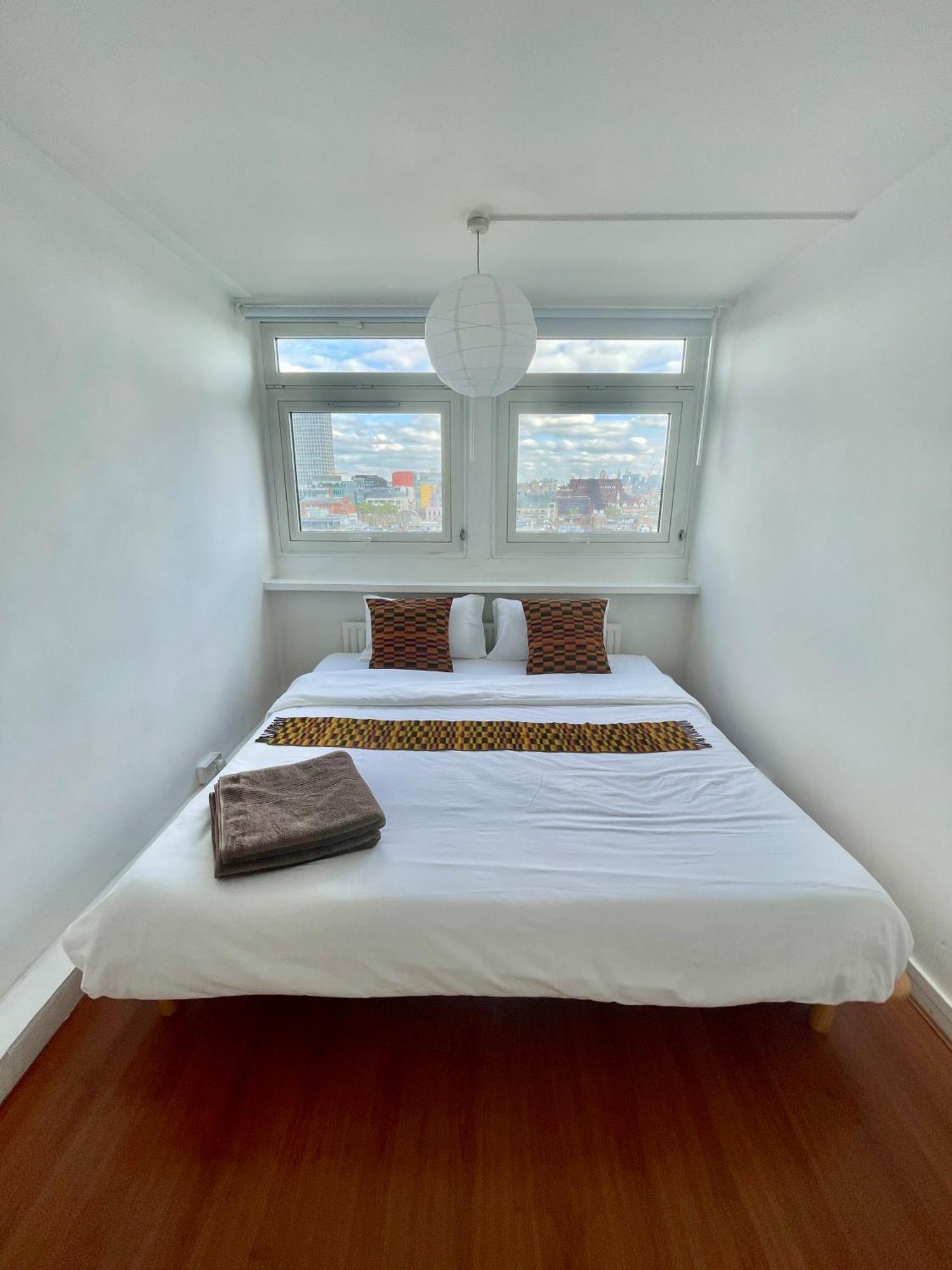 Bright 2-bedroom In Soho High-rise With Skyline Views Apartment