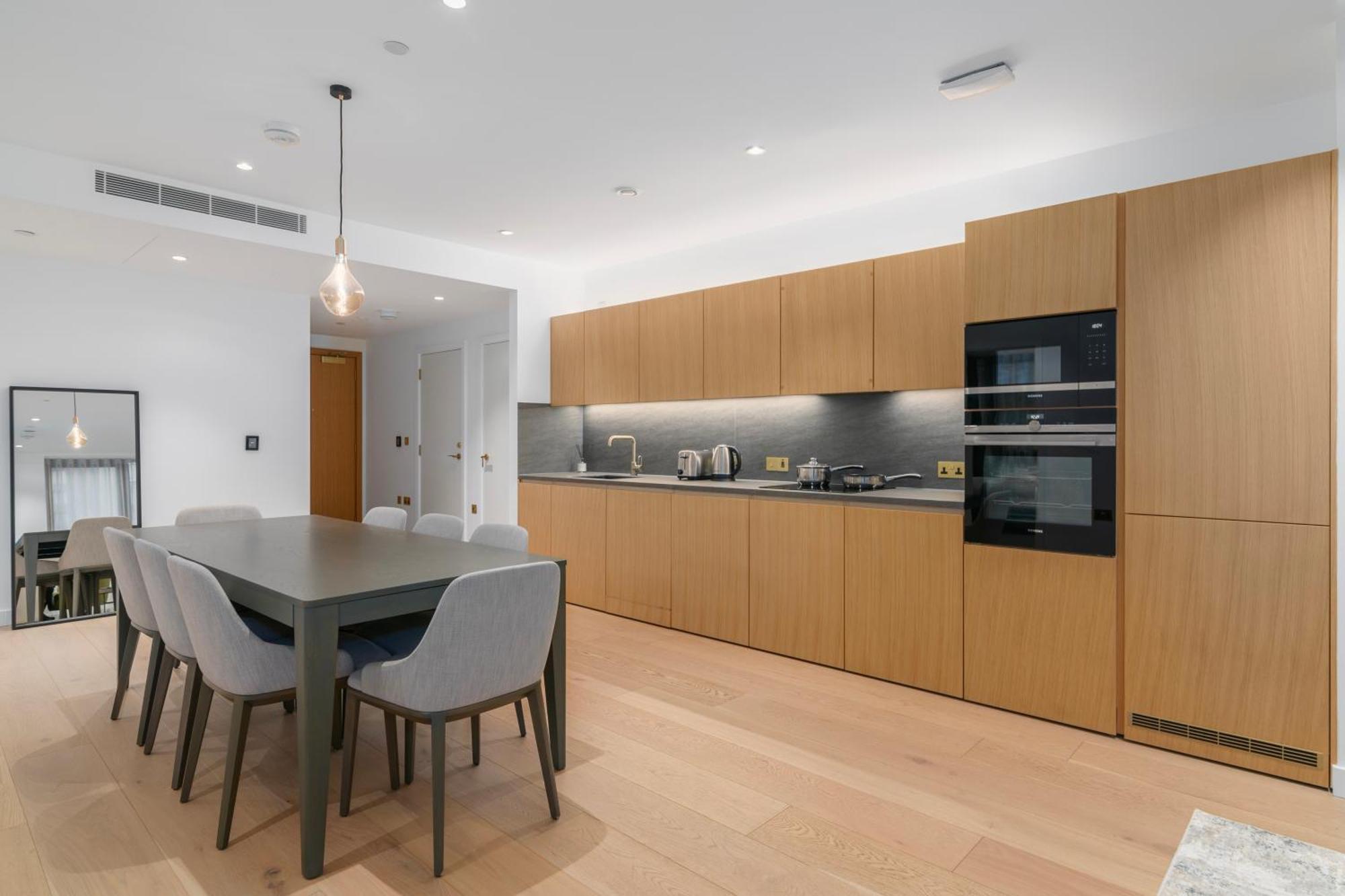 Kings Cross - Luxury 3 Bed Apartment, Private Balcony *