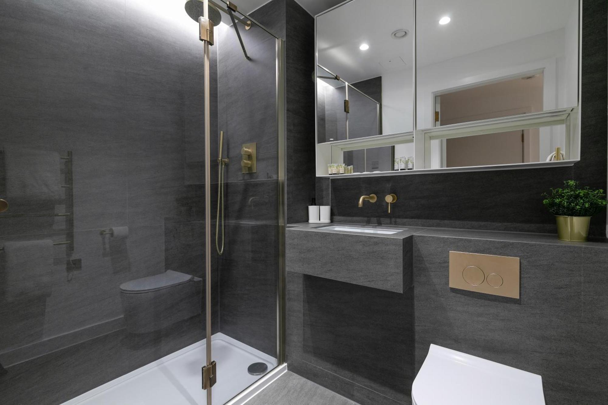 Kings Cross - Luxury 3 Bed Apartment, Private Balcony * Londen