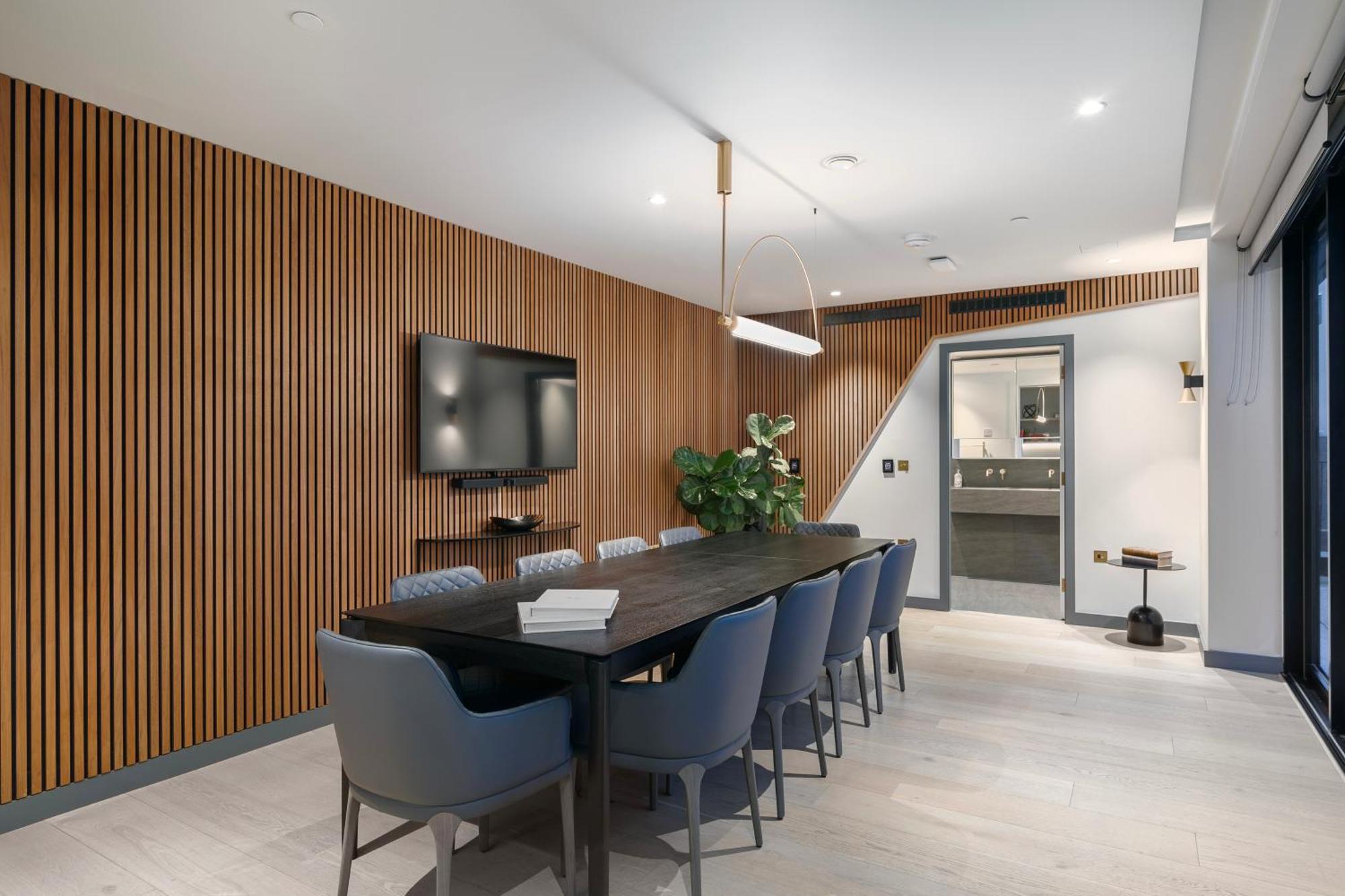 Kings Cross - Luxury 3 Bed Apartment, Private Balcony * Londen