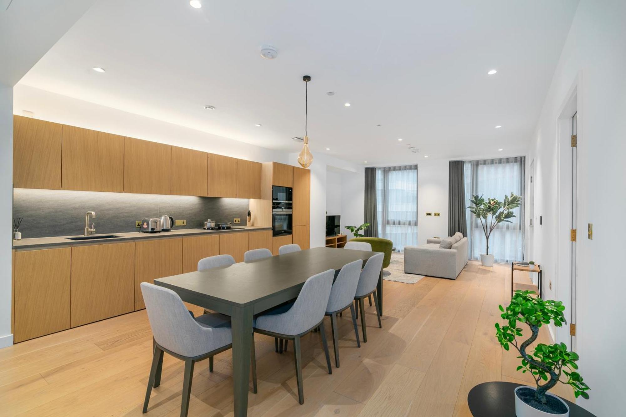 Kings Cross - Luxury 3 Bed Apartment, Private Balcony * Londen