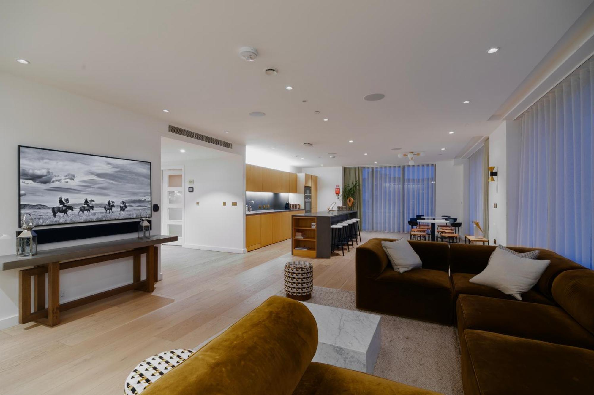 Kings Cross - Luxury 3 Bed Apartment, Private Balcony * Londen