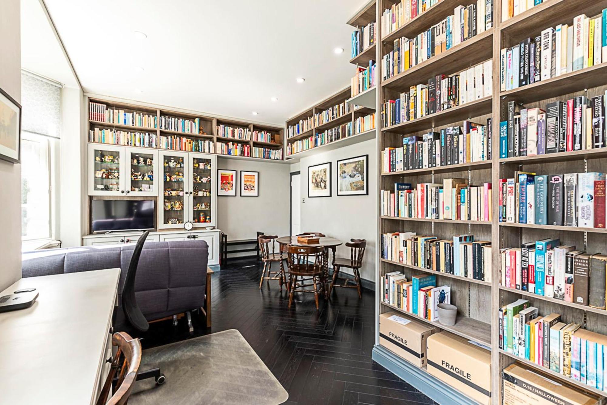 Book Lovers' West End Appartement