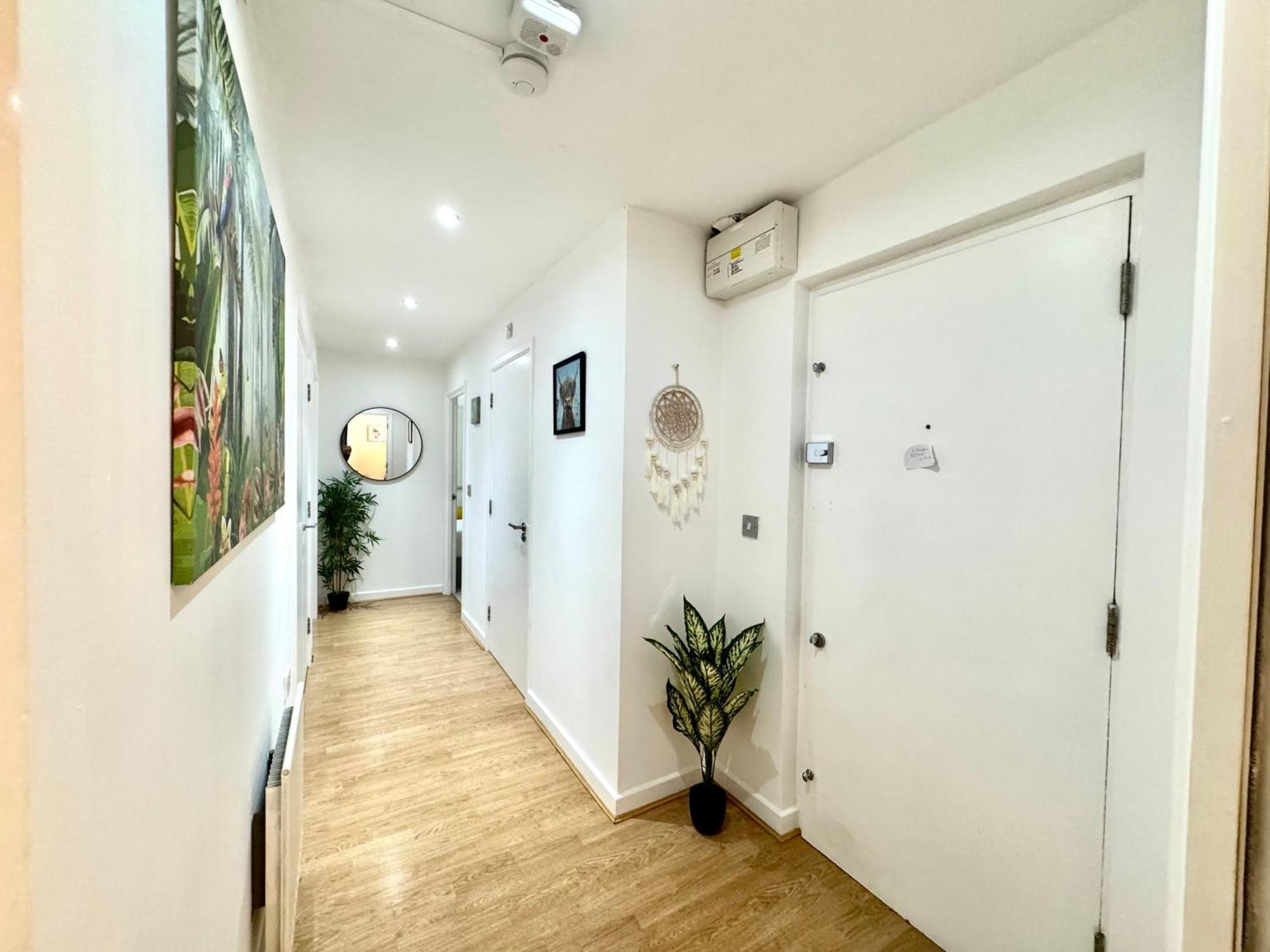 Apartamento 2 Bed, 2 Bath, Ground Floor Whole With Parking, Near & Stratford, Close To Station, Zone 2