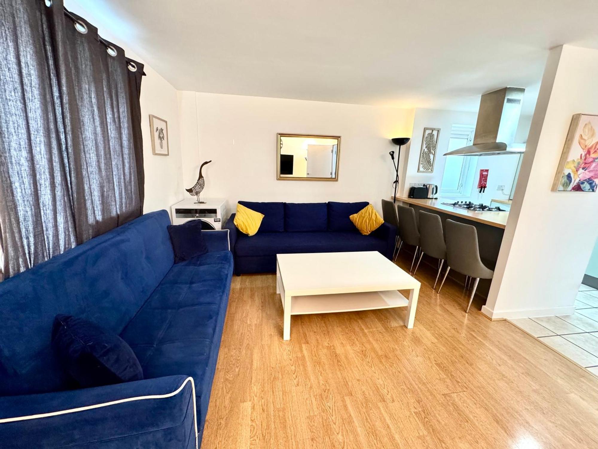 Apartamento 2 Bed, 2 Bath, Ground Floor Whole With Parking, Near & Stratford, Close To Station, Zone 2 *