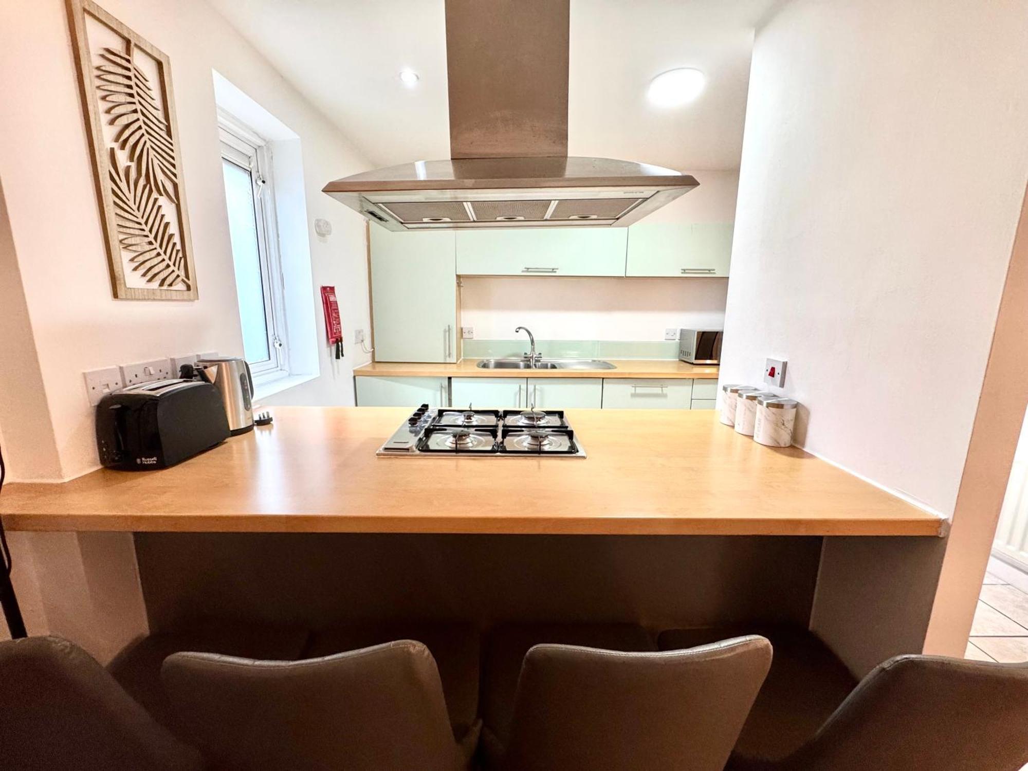 2 Bed, 2 Bath, Ground Floor Whole With Parking, Near & Stratford, Close To Station, Zone 2