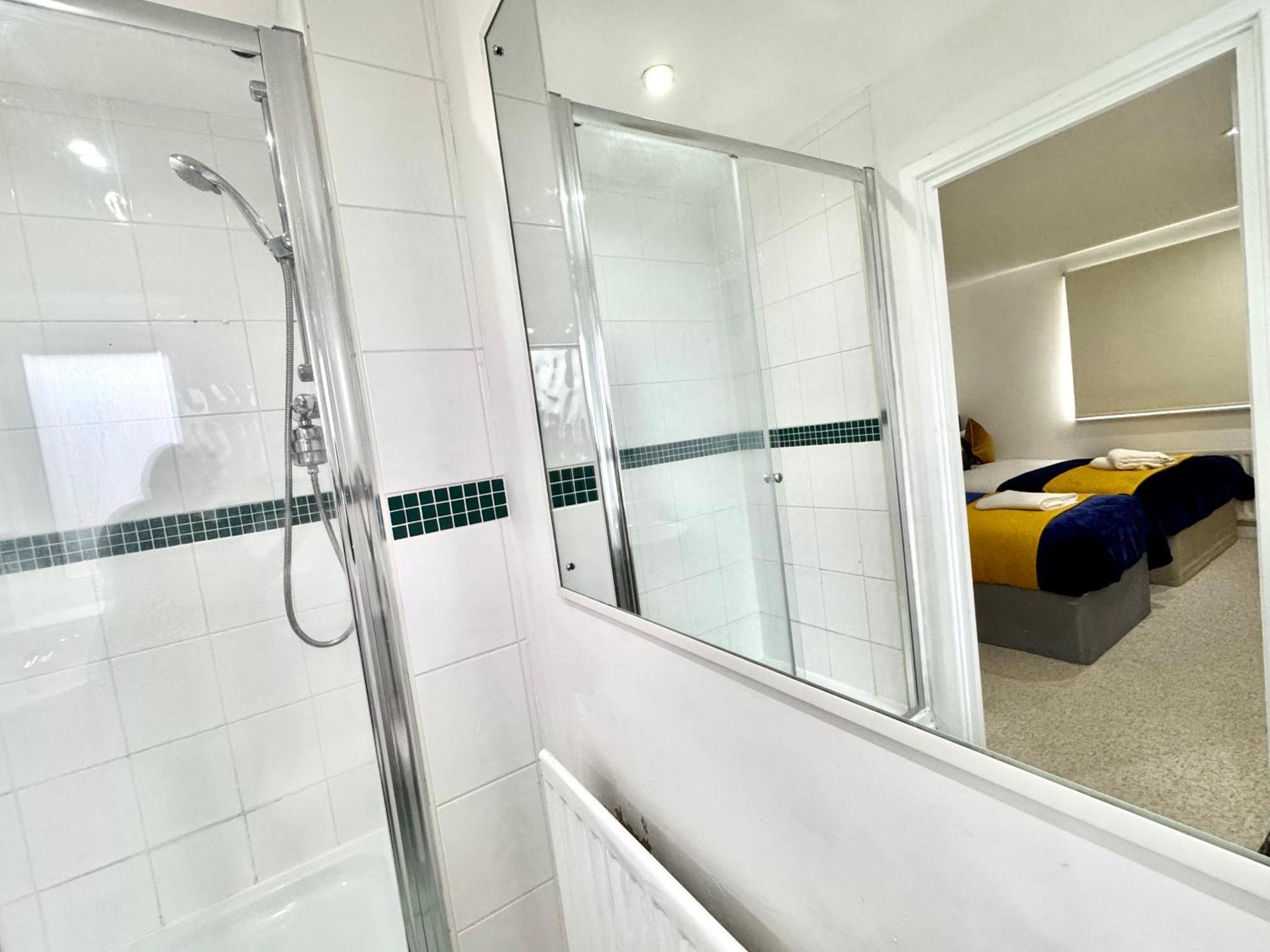 2 Bed, 2 Bath, Ground Floor Whole With Parking, Near & Stratford, Close To Station, Zone 2 Apartamento *