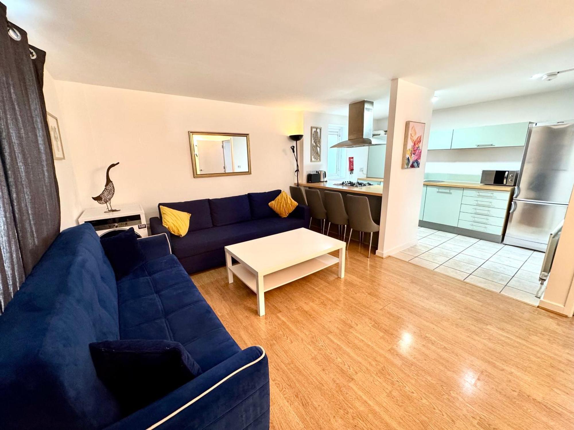 Apartamento 2 Bed, 2 Bath, Ground Floor Whole With Parking, Near & Stratford, Close To Station, Zone 2 Londres