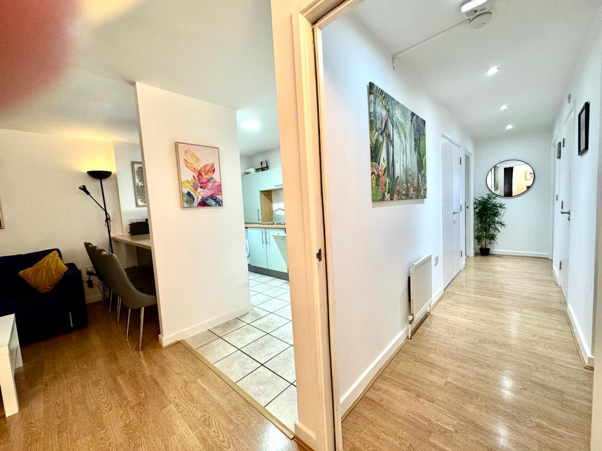 2 Bed, 2 Bath, Ground Floor Whole With Parking, Near & Stratford, Close To Station, Zone 2 *