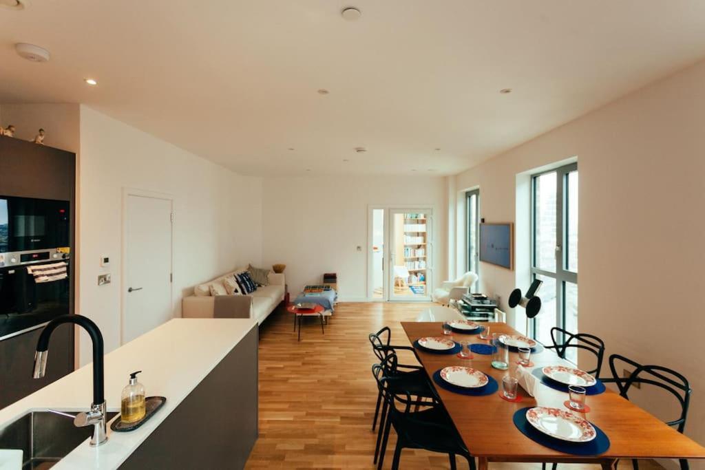3 Bedroom Penthouse With Terrace And Skyline In Battersea