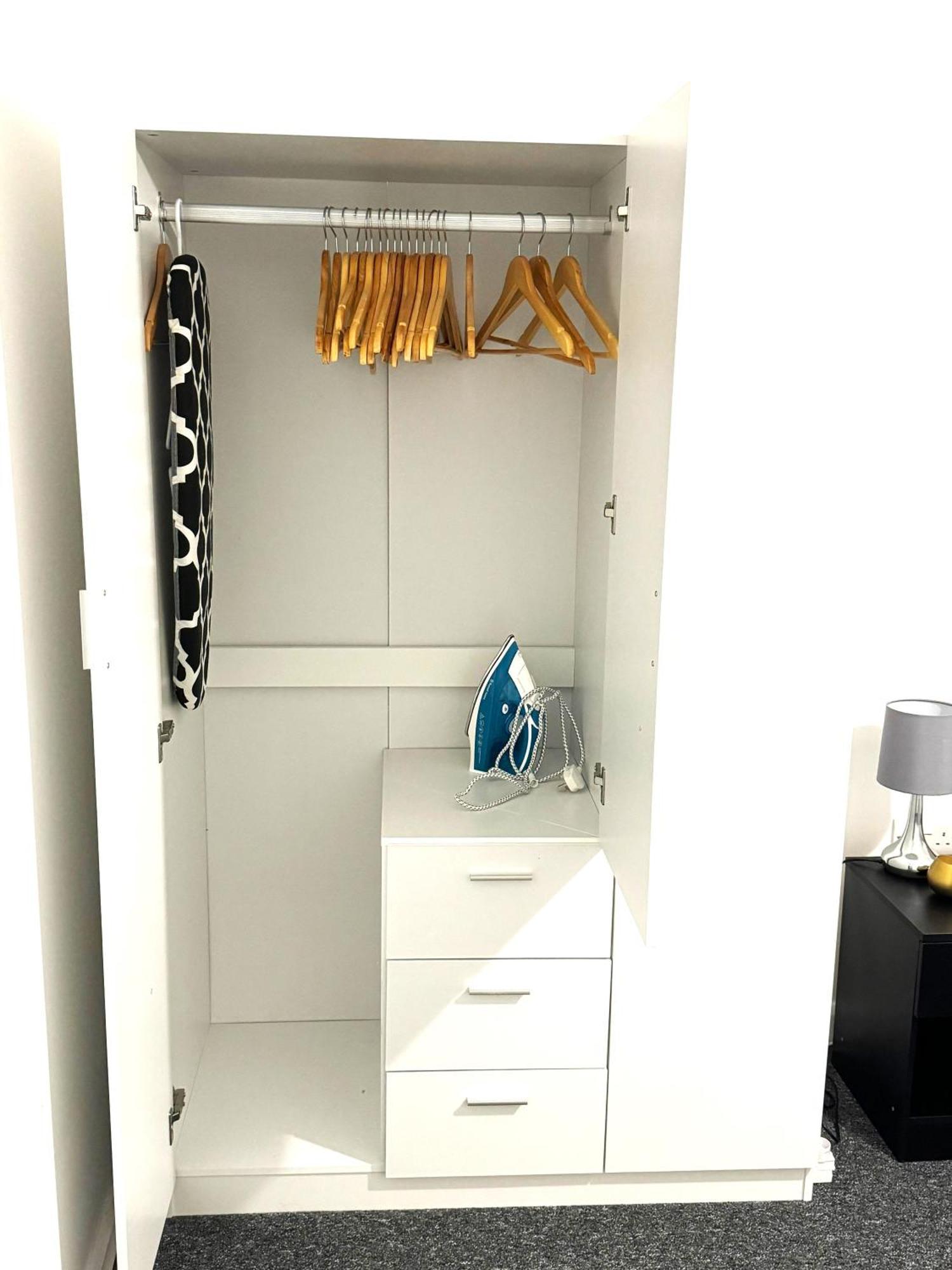 Away From 2 Bedroom Flat 5 Minutes Walk To Alexander Palace Station 15 Min Via Tube To Central With Free Parking * Londres