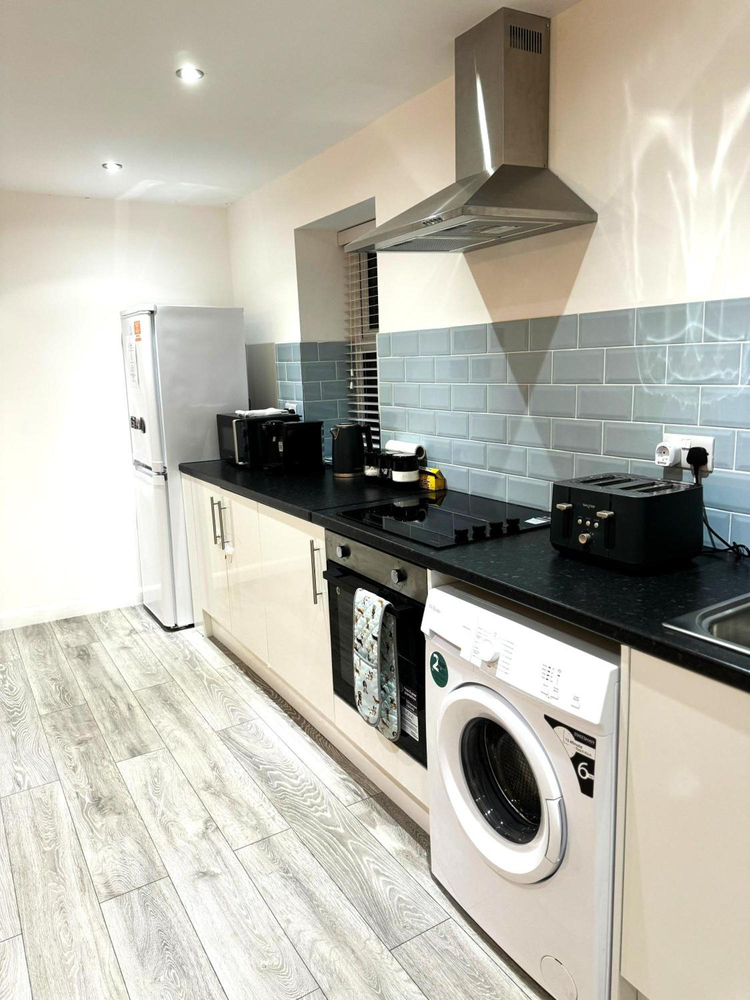 Away From 2 Bedroom Flat 5 Minutes Walk To Alexander Palace Station 15 Min Via Tube To Central With Free Parking Appartement *