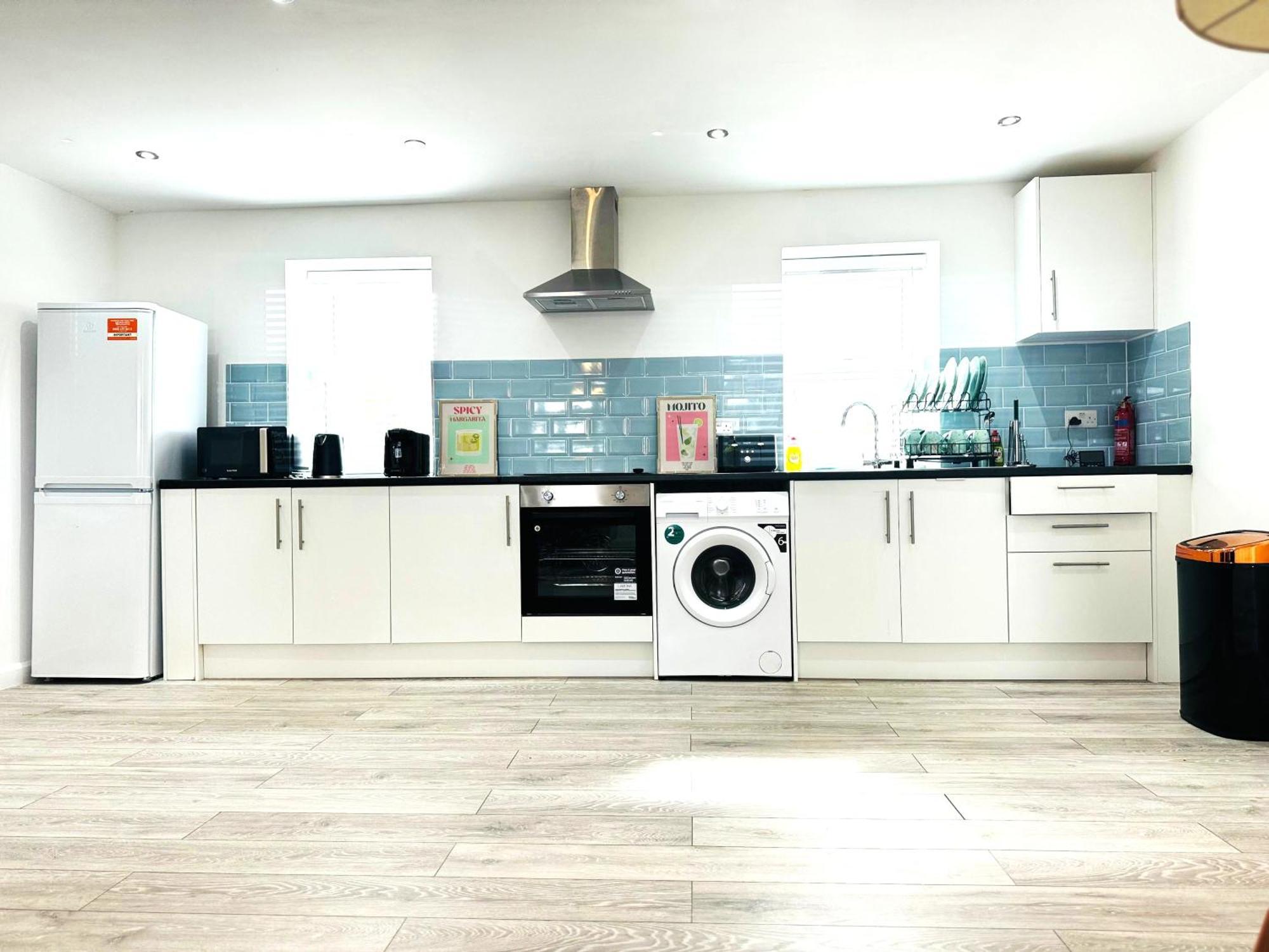 Away From 2 Bedroom Flat 5 Minutes Walk To Alexander Palace Station 15 Min Via Tube To Central With Free Parking Appartement *