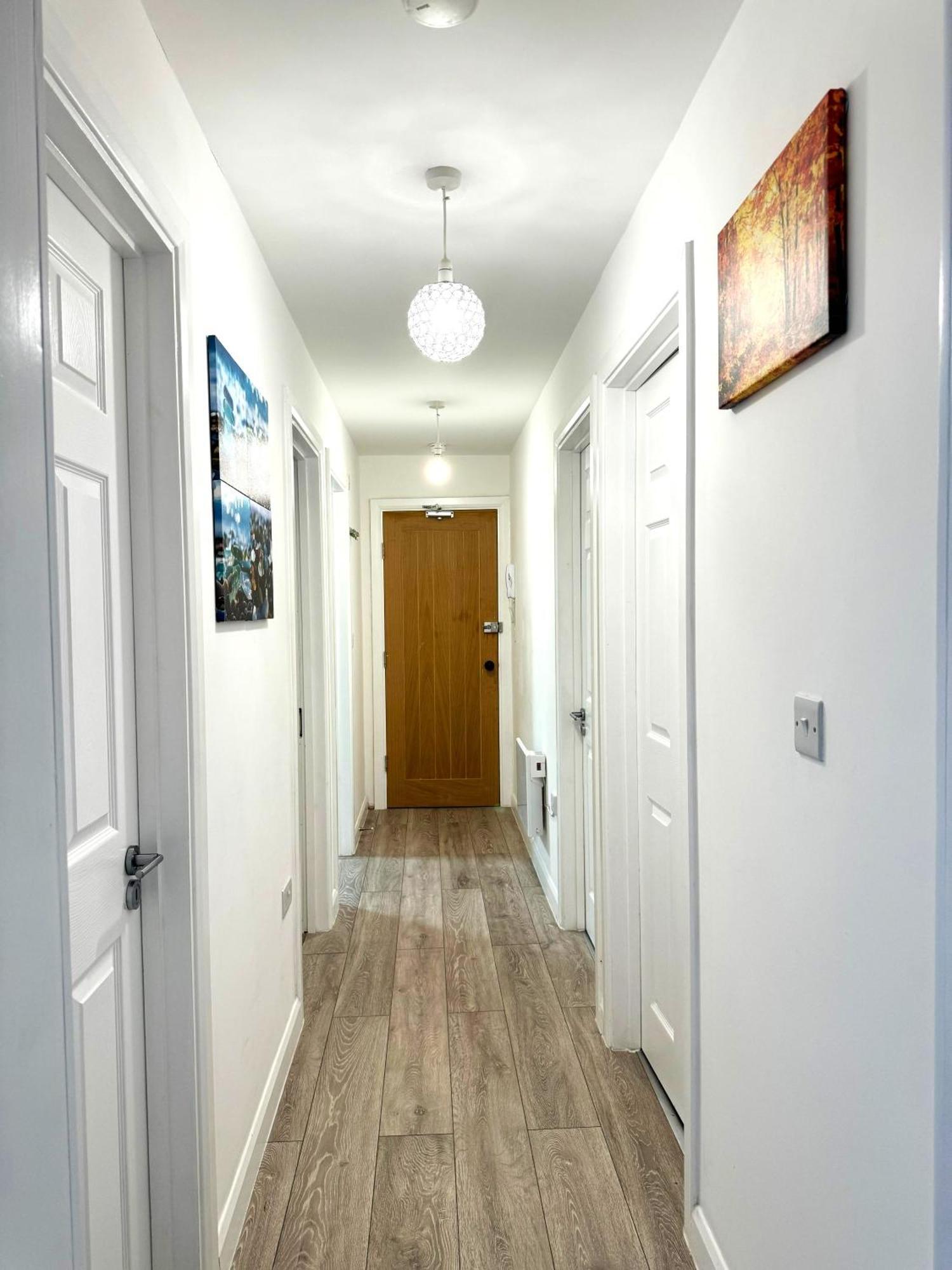 Away From 2 Bedroom Flat 5 Minutes Walk To Alexander Palace Station 15 Min Via Tube To Central With Free Parking Appartement Londres
