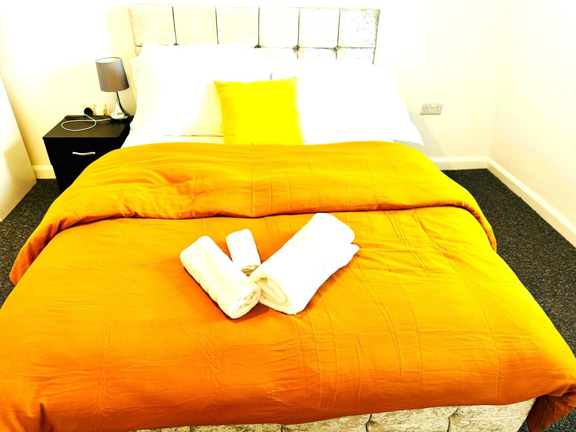 Away From 2 Bedroom Flat 5 Minutes Walk To Alexander Palace Station 15 Min Via Tube To Central With Free Parking *