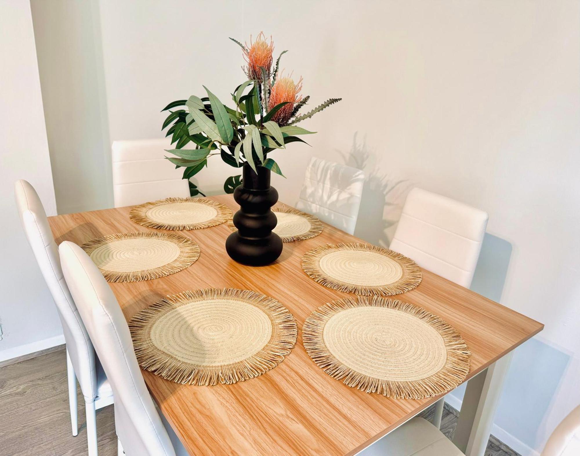 Spacious, Stylish Close To Transport Appartement *