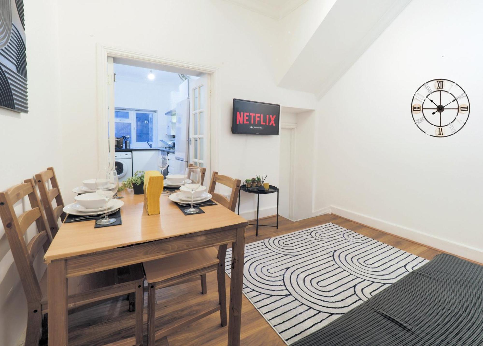 F1 Cozy 2 Bed Flat Opposite Olympia Sleeps 5 People Apartment London