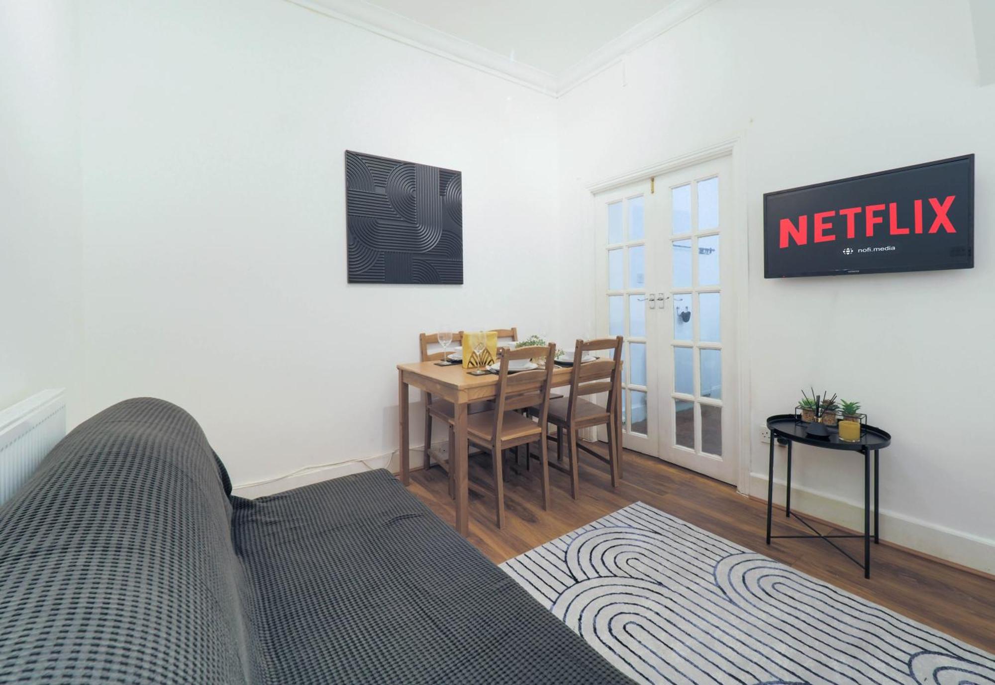 F1 Cozy 2 Bed Flat Opposite Olympia Sleeps 5 People *