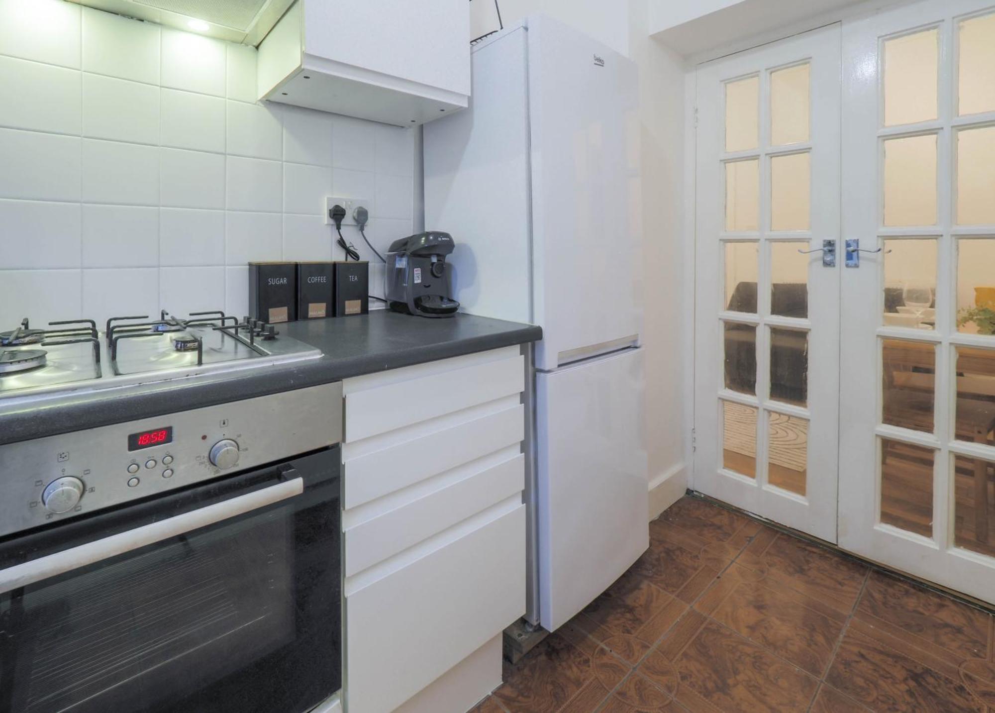 Apartment F1 Cozy 2 Bed Flat Opposite Olympia Sleeps 5 People London