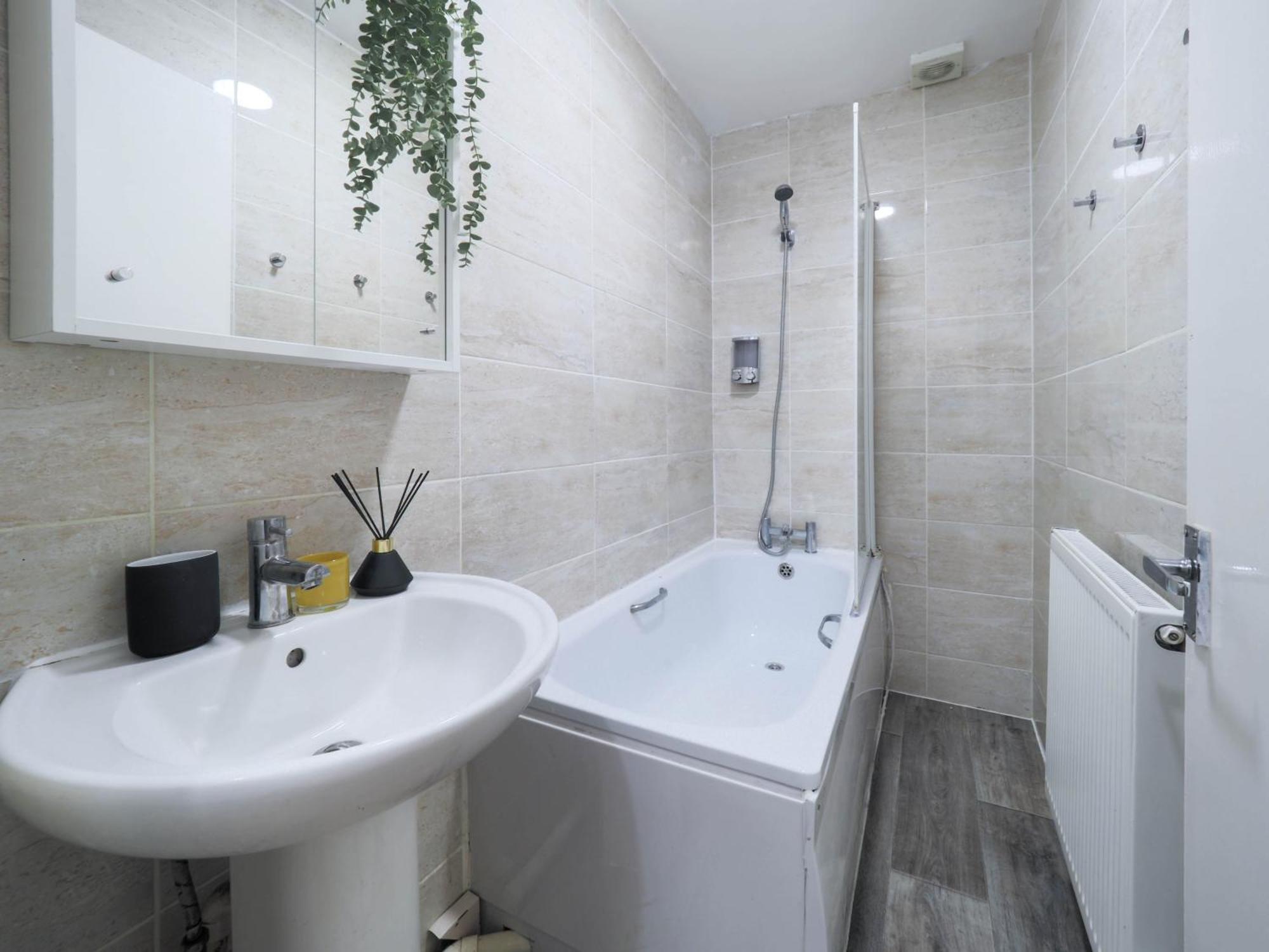 F1 Cozy 2 Bed Flat Opposite Olympia Sleeps 5 People Apartment