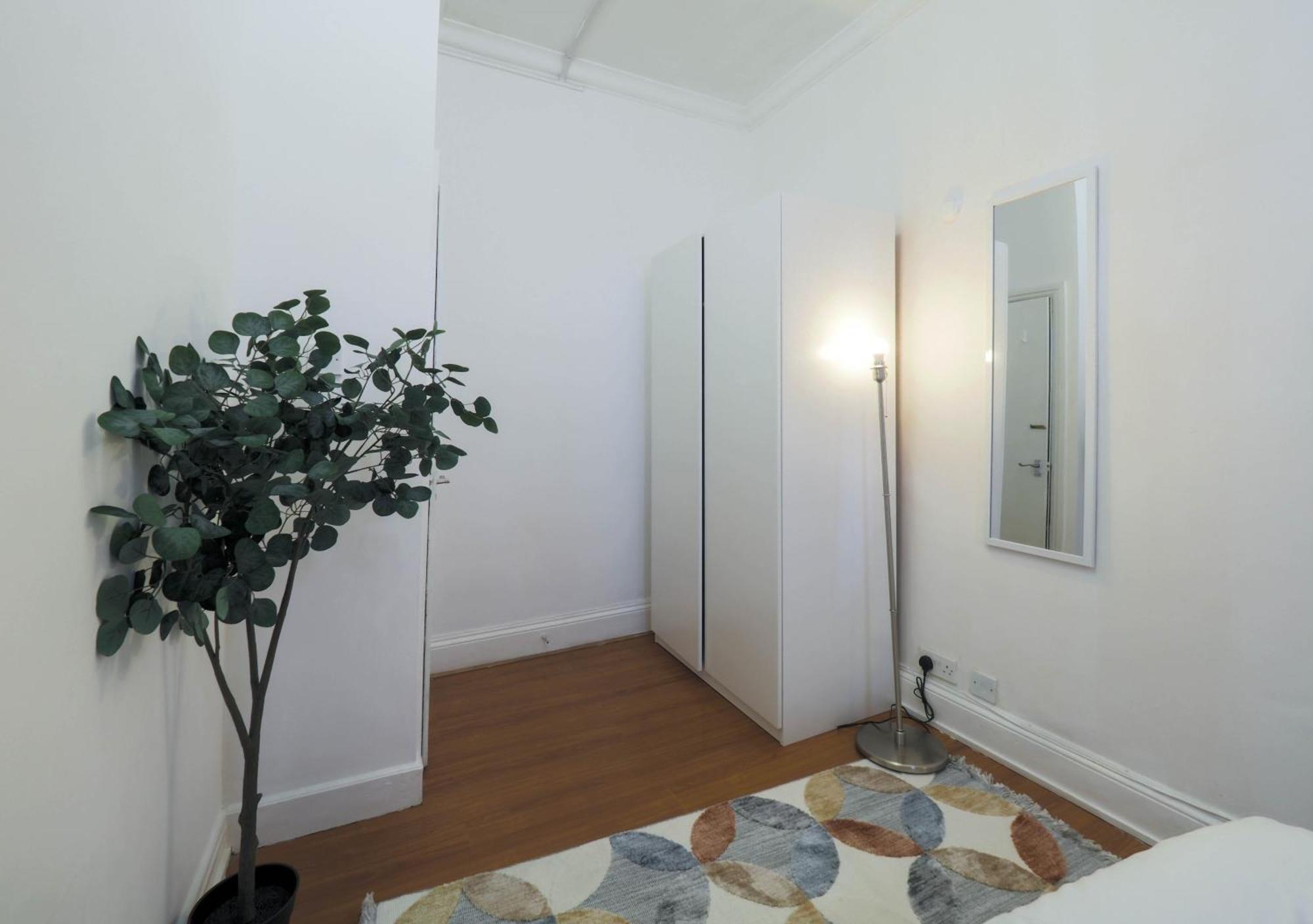 Apartment F1 Cozy 2 Bed Flat Opposite Olympia Sleeps 5 People