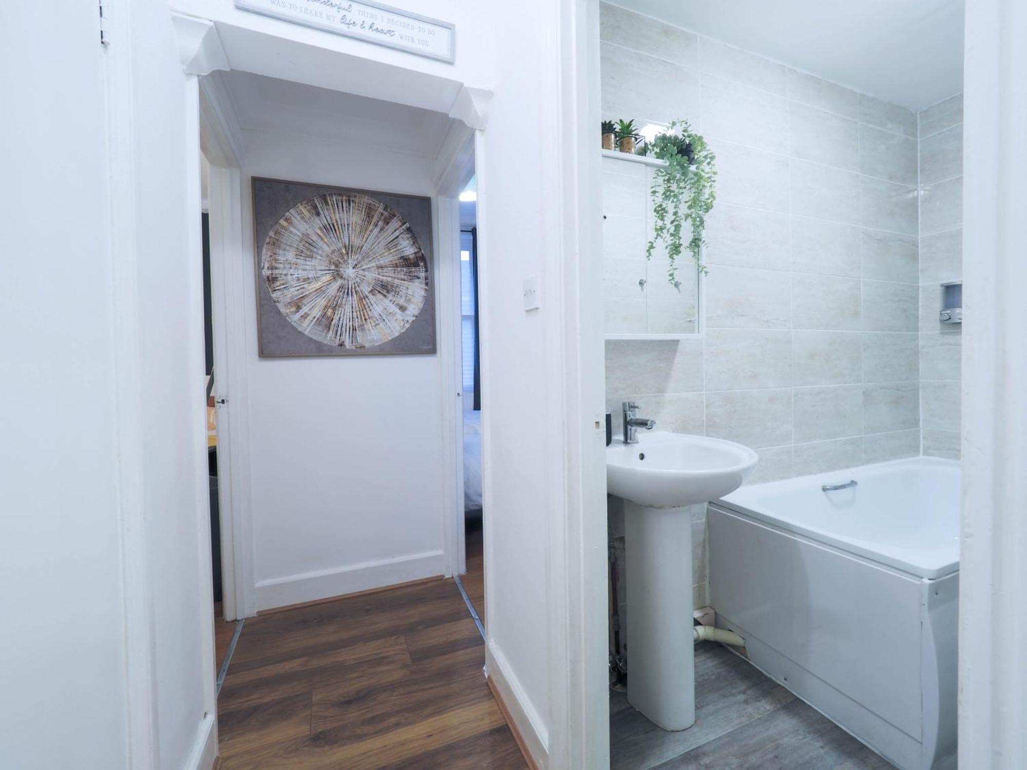 Apartment F1 Cozy 2 Bed Flat Opposite Olympia Sleeps 5 People *