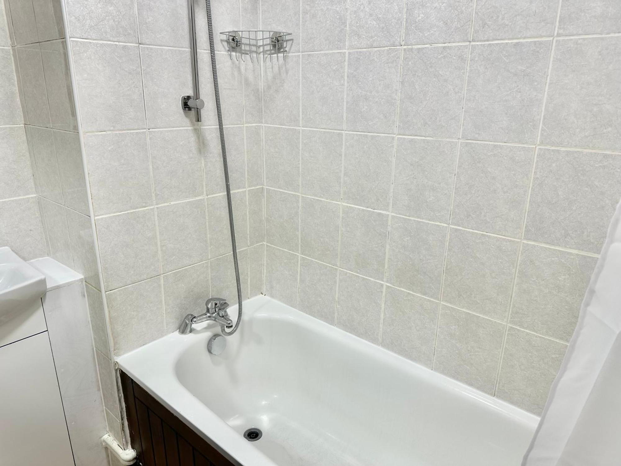 Comfortable Two Bed Flat Near Richmond Park *